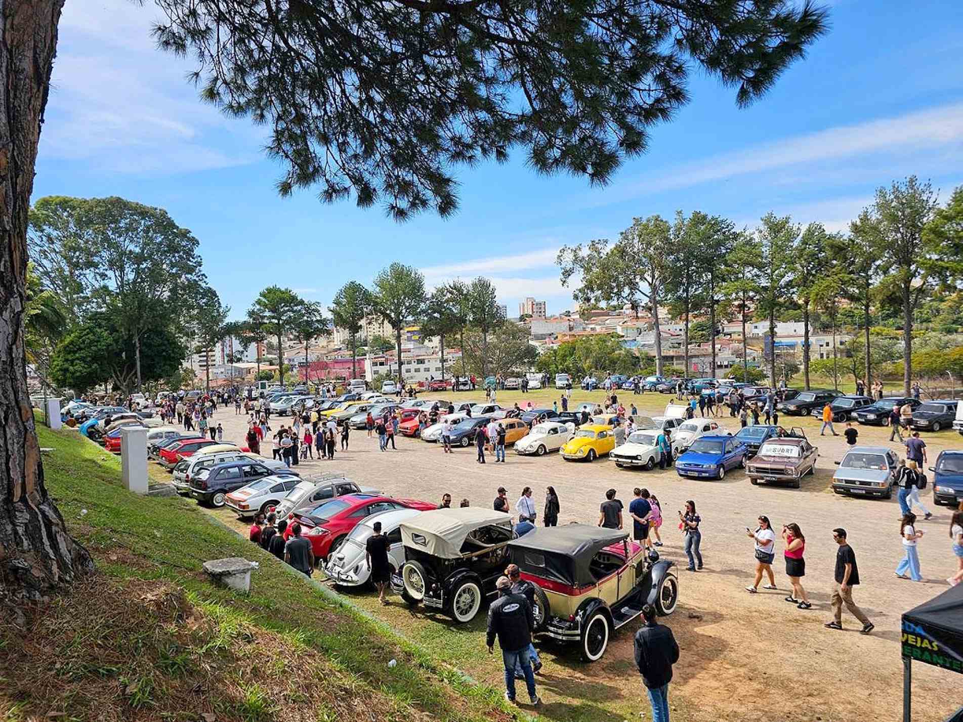  Encontro especial de carros e motos retrô e antigos tem mais de 30 anos de história
