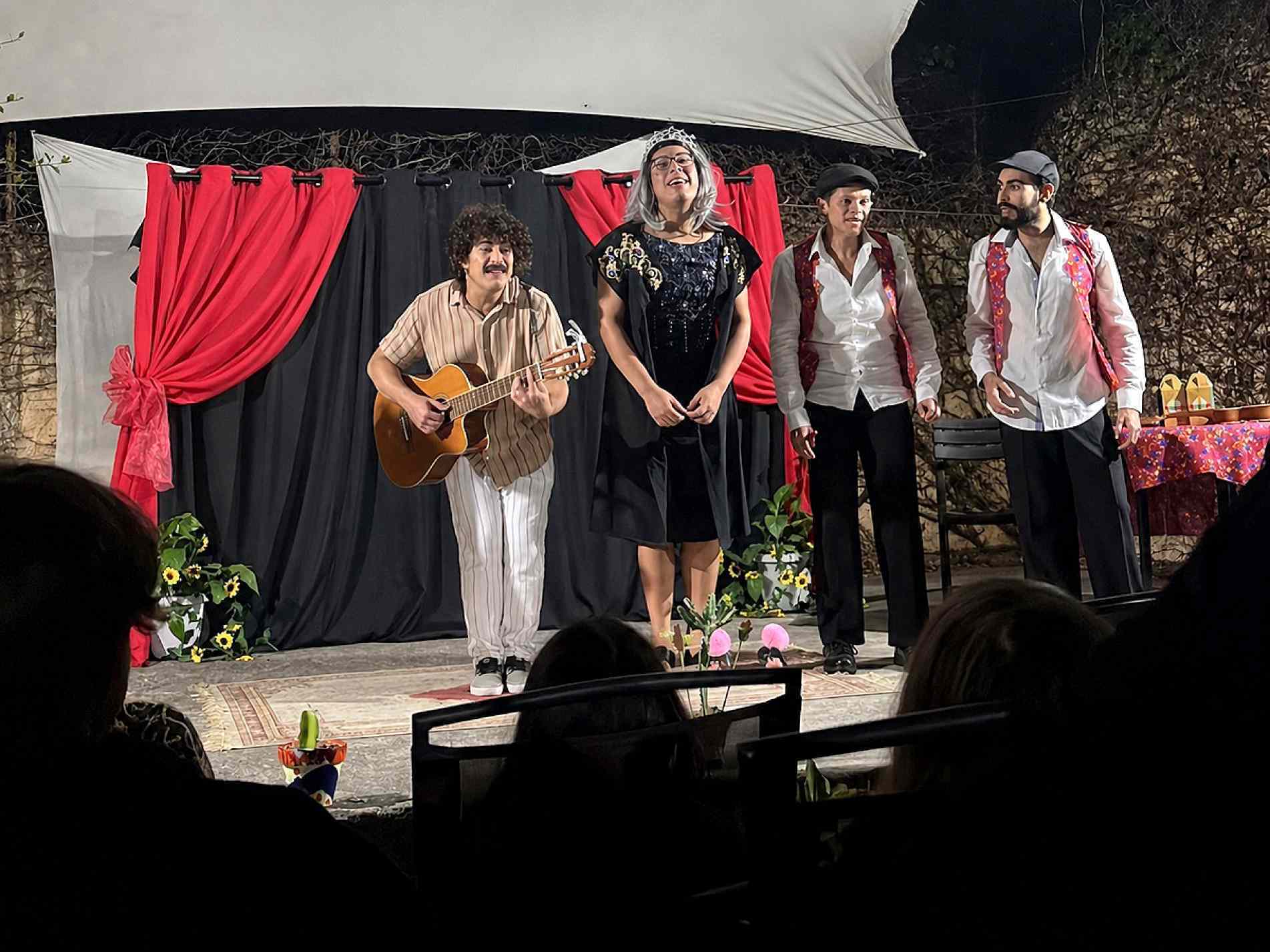  Espetáculo do Núcleo Gênese mistura humor, música e poesia 
para refletir sobre vida e finitude