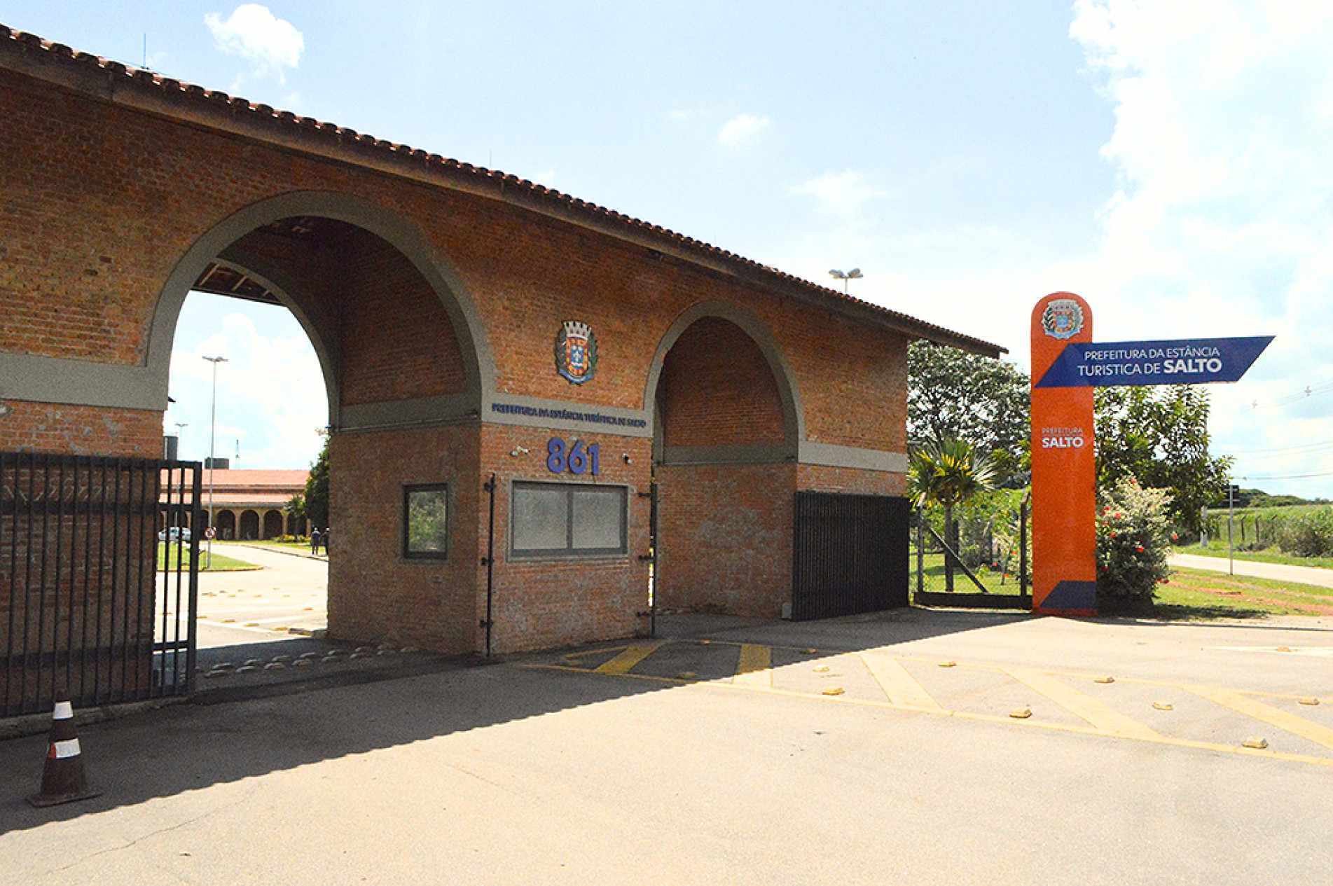 Investigação apura contratação emergencial de mais de R$ 5,6 milhões para serviços de limpeza e conservação em escolas municipais 
