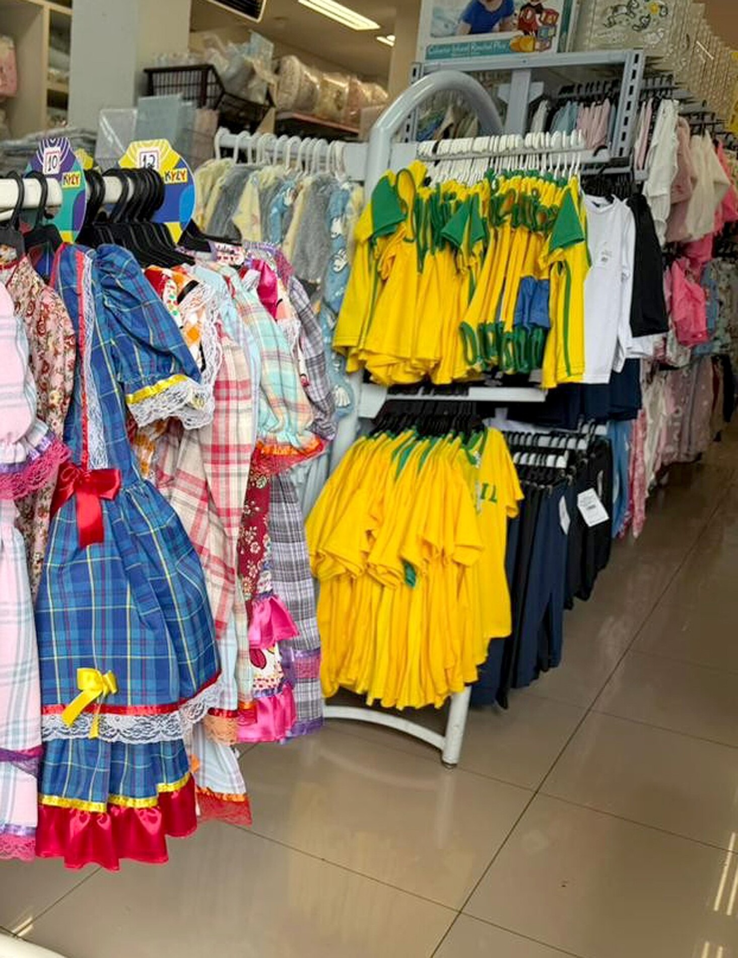 A procura por produtos ligados à Copa do Mundo tem superado a demanda 
por itens tradicionais das festas juninas, segundo comerciantes

