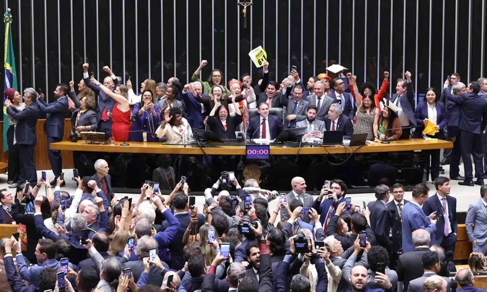 Empresários e sindicalistas divergem sobre impactos da medida, que determina 5 dias de trabalho e 2 dias de descanso remunerado