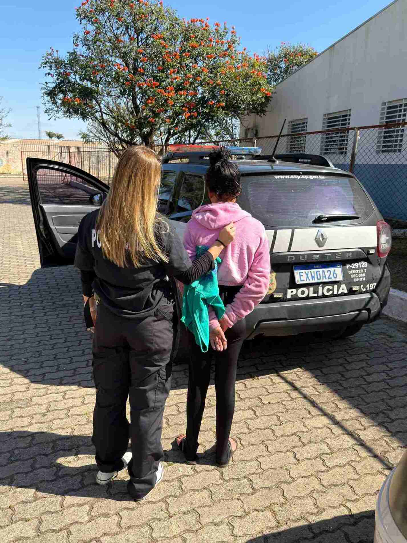 A suspeita teria deferido um golpe de faca na região dorsal da vítima, levando a uma lesão grave