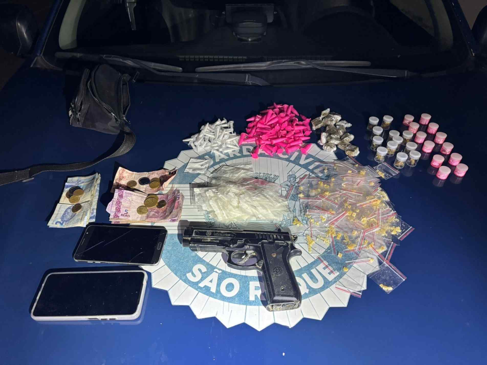 Foram apreendidas 506 porções de droga, além de uma arma, dois celulares e R$ 134,30 em dinheiro