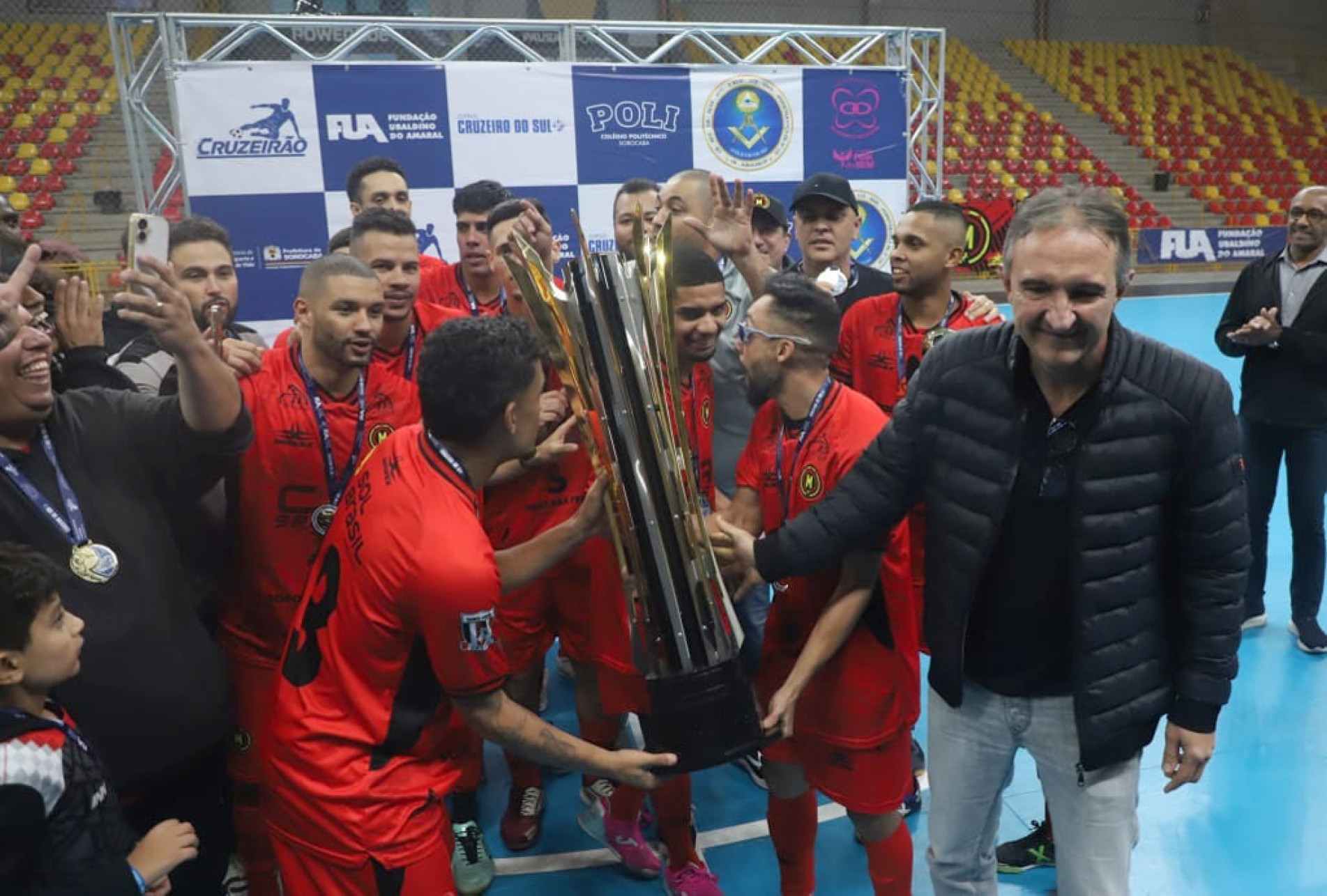 Campeões receberam o troféu Laelso Rodrigues das mãos do filho do homenageado, Marcos Rodrigues
