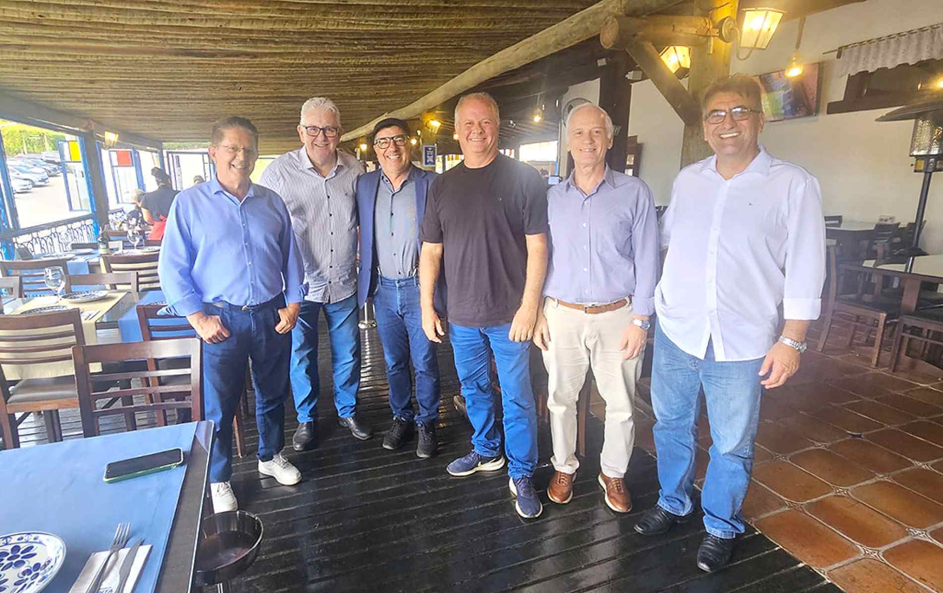 Pedro de Souza, diretor educacional da FUA; João Carlos Wey, presidente da diretoria executiva do SOS; Olivardo Saqui, empresário; Rubens Cury Basso, diretor editorial da FUA; Luiz Carlos Fonseca Bueno, tesoureiro do SOS; e Vanderlei da Silva, gerente administrativo e financeiro do SOS
