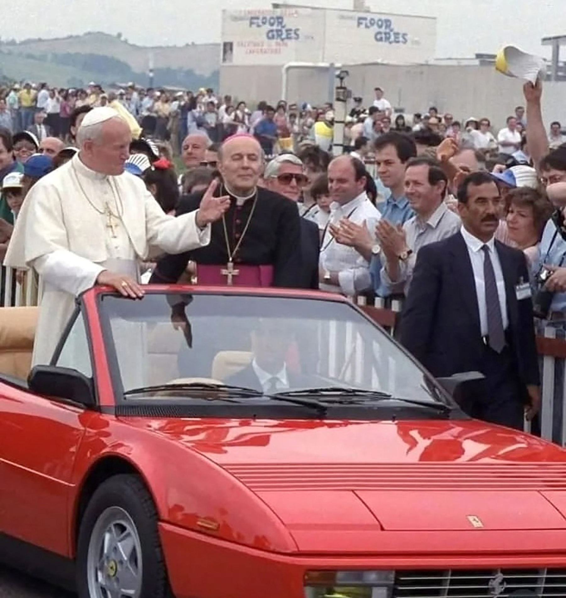 Papa João Paulo II percorre a fábrica da marca italiana em Maranello
