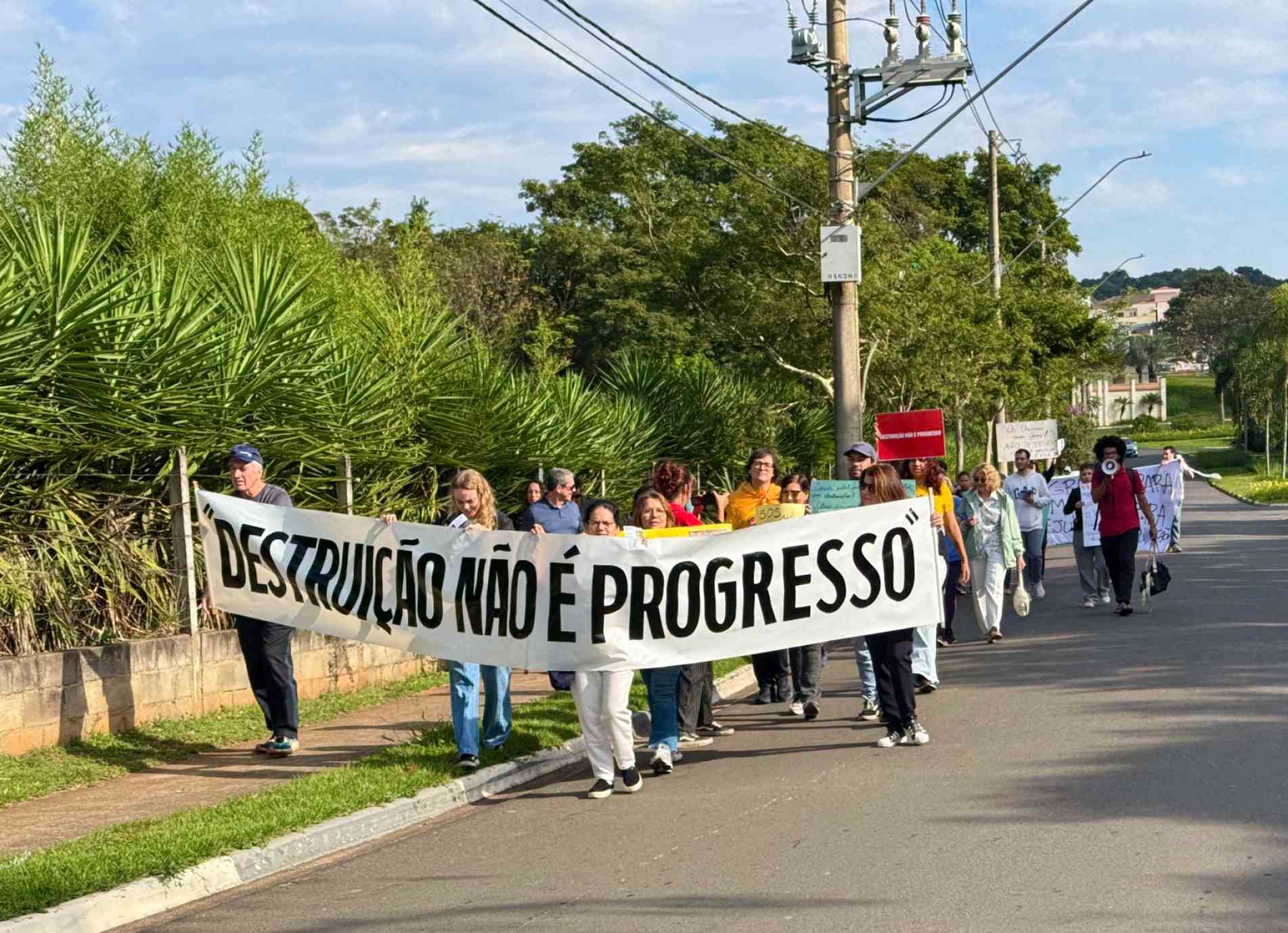 Protesto reúne população contra obras das Marginais do Córrego do Itanguá e Direita 