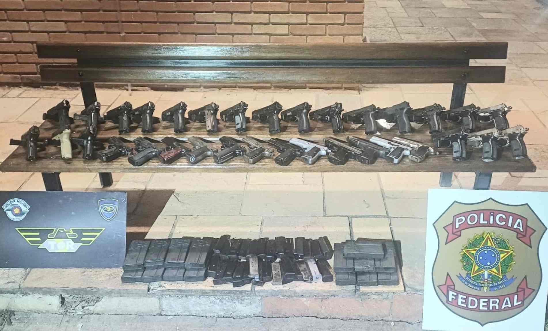 Armas e carregadores apreendidos 