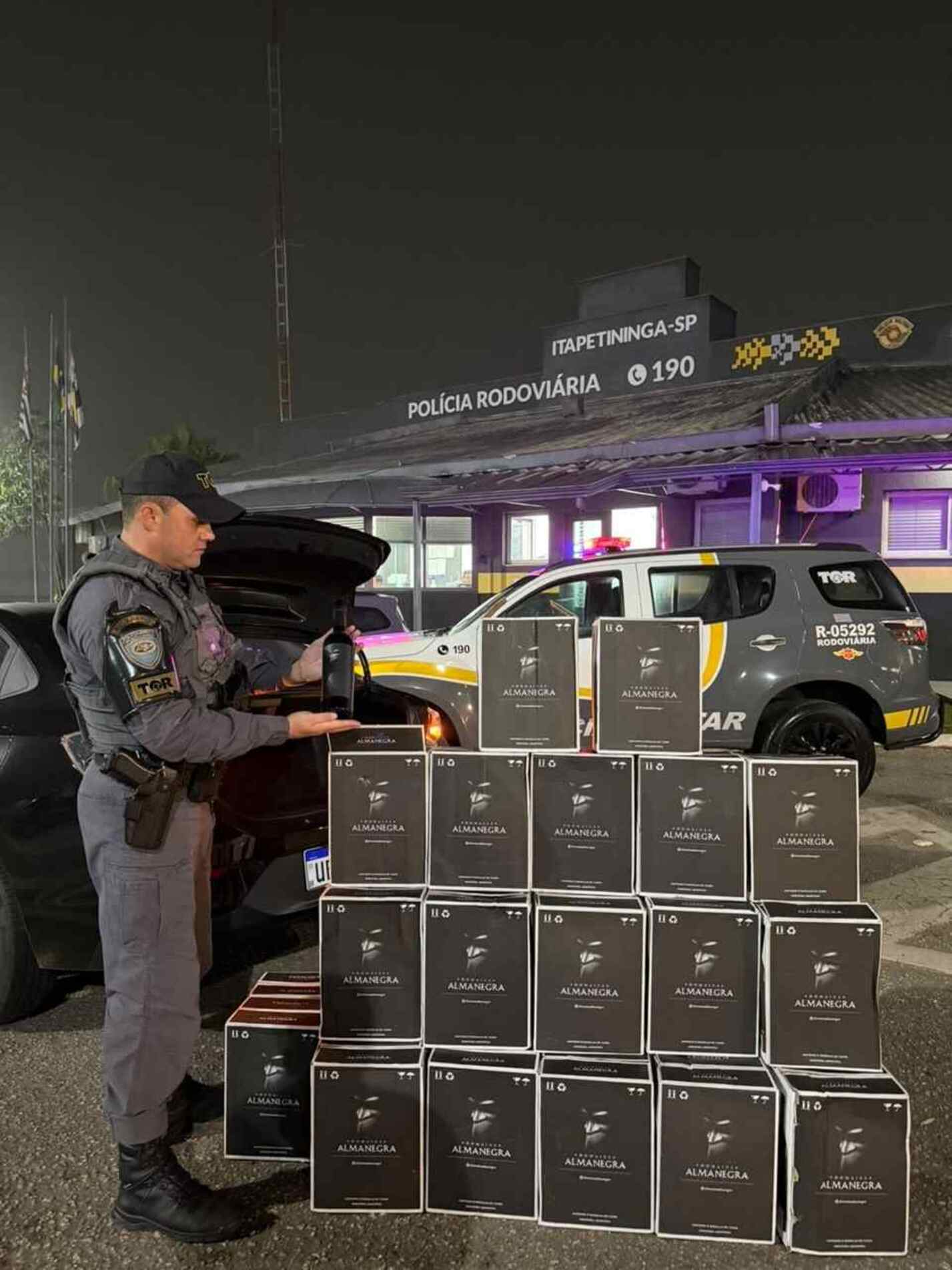 Após a inspeção, foram localizadas 240 garrafas de vinho importado