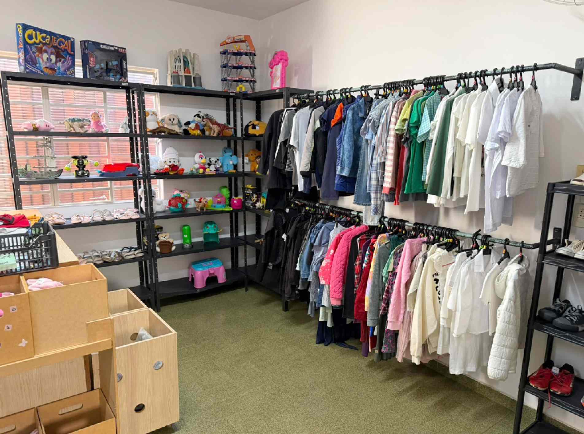 Venda de produtos doados complementa a renda de entidades e contribui para a continuidade dos atendimentos

