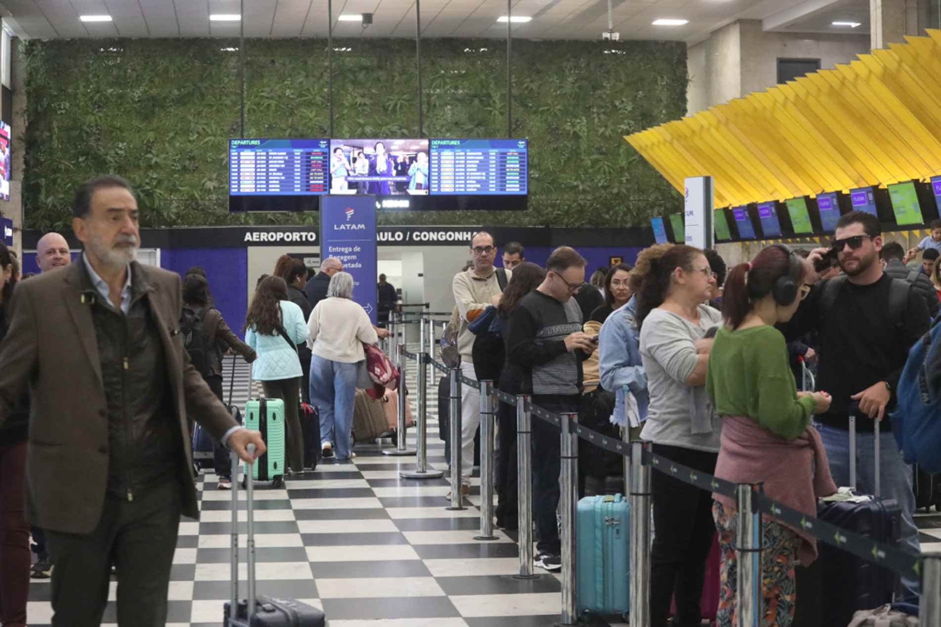Passageiros tiveram de esperar para embarcar
