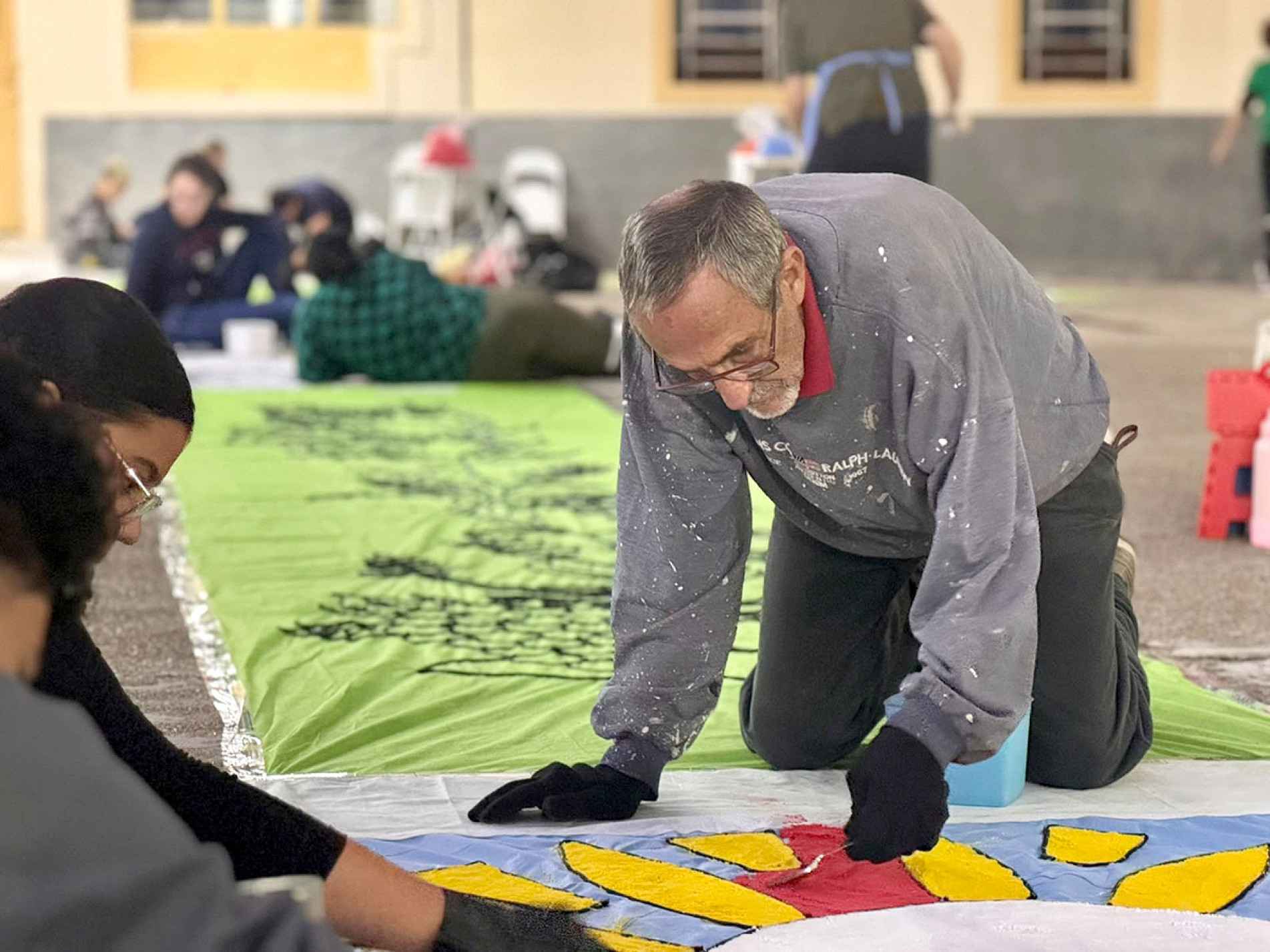 Serragem colorida, flores, sal e outros materiais dão forma aos 
tapetes que marcam a celebração 