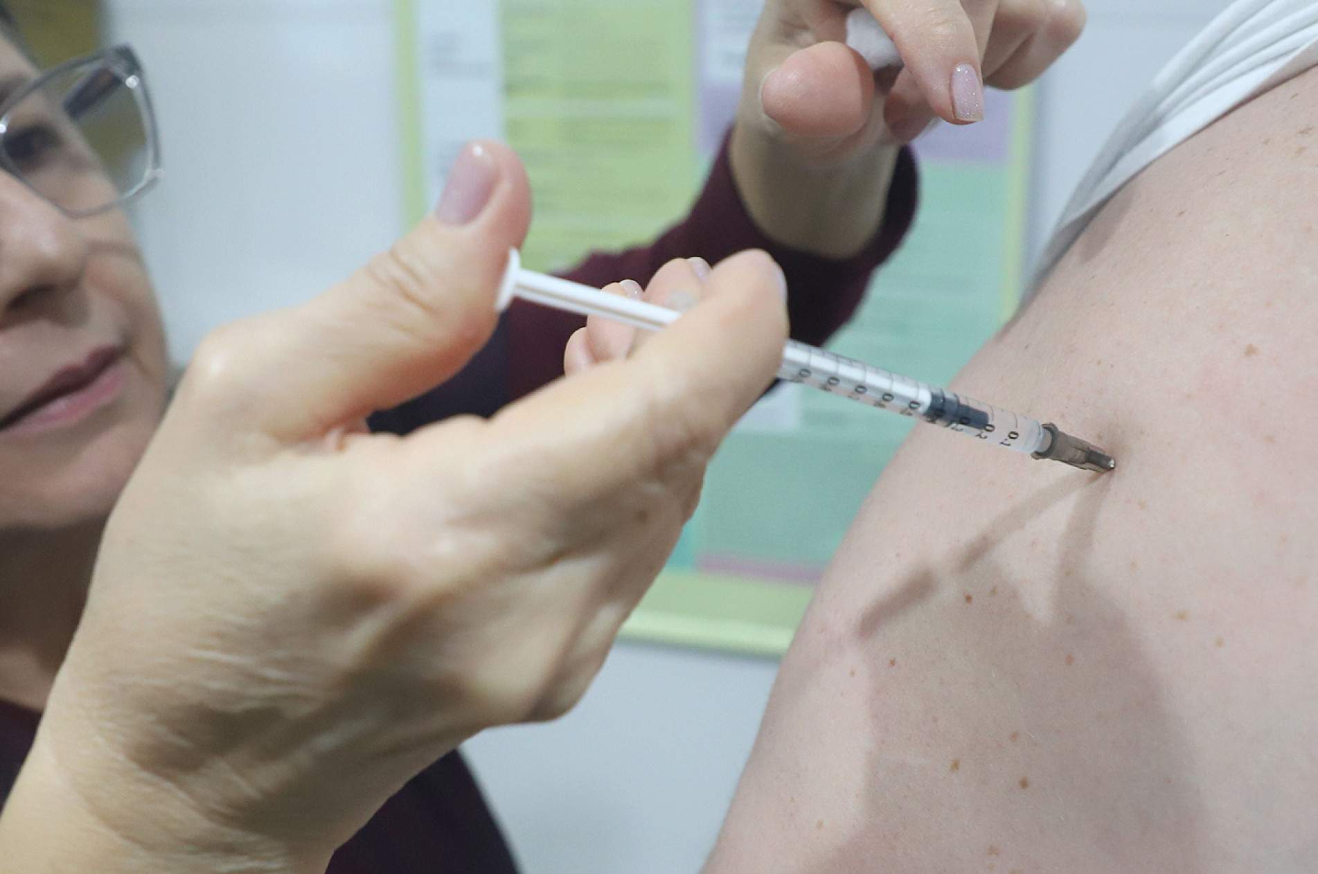 Com a circulação crescente de vírus como Influenza, Covid-19 e VSR, autoridades de saúde reforçam a importância da imunização