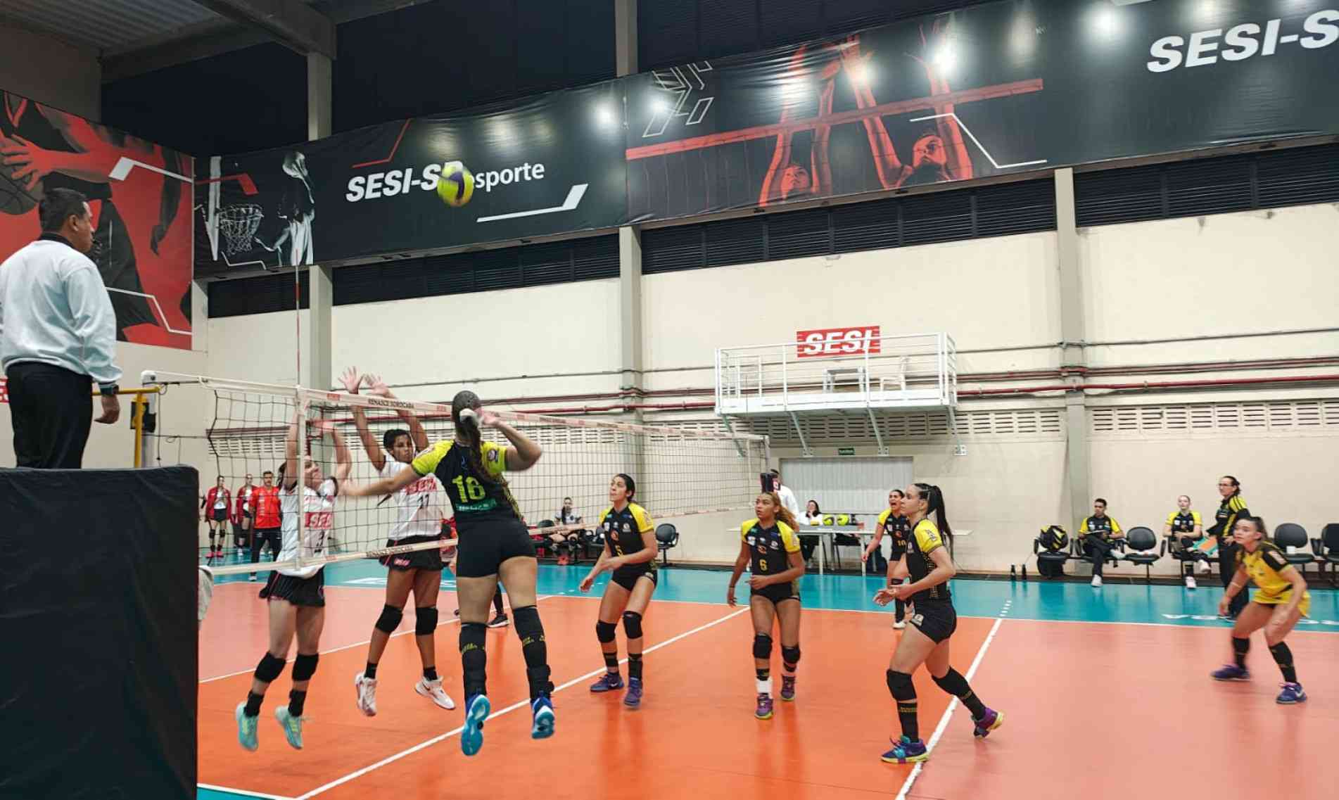 O time chega para a partida após derrota por 3 sets a 0 para o Sesi Bauru
