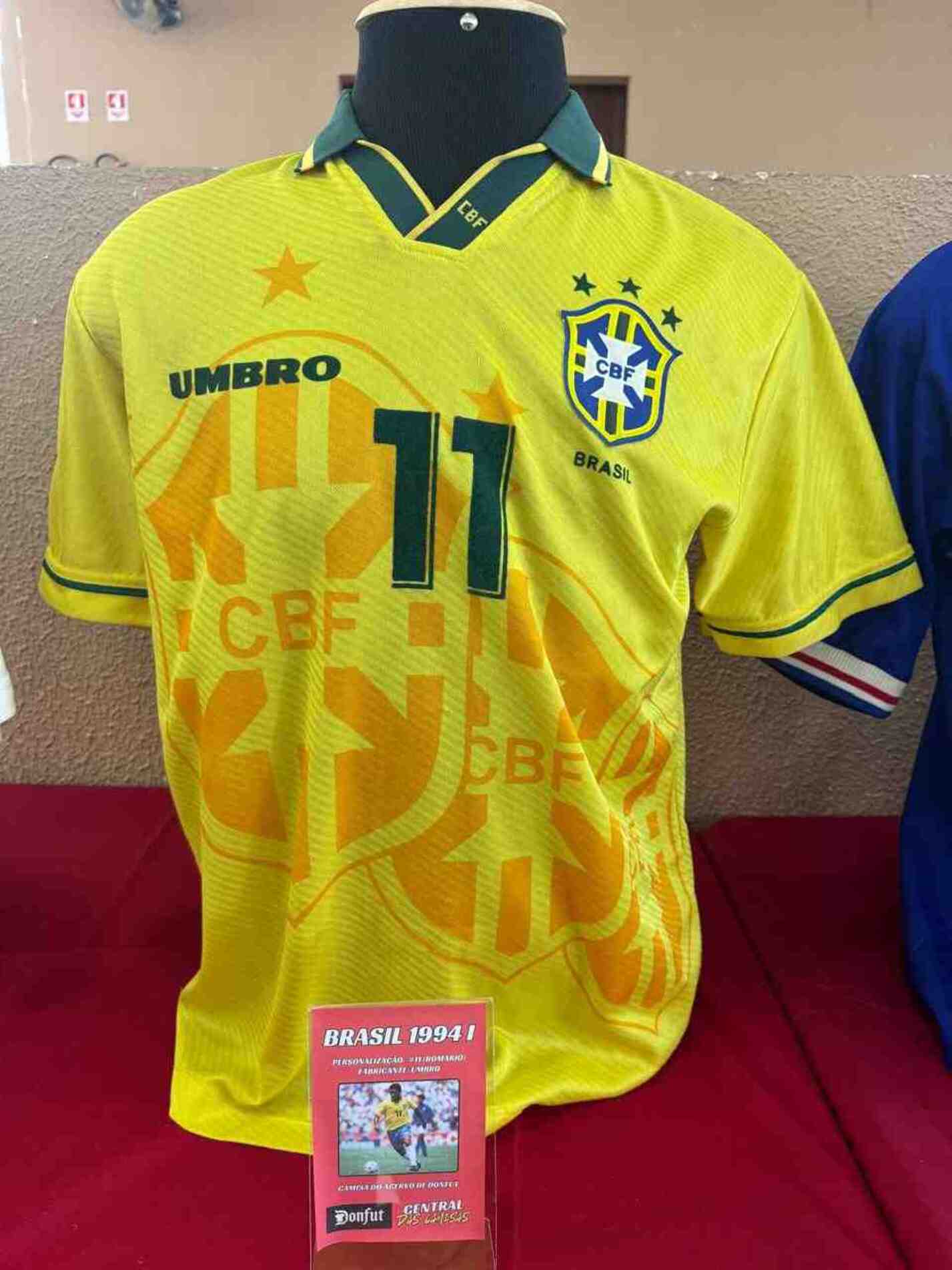 Camisa número 11 da Seleção Brasileira utilizada na década de 1990, associada ao atacante Romário