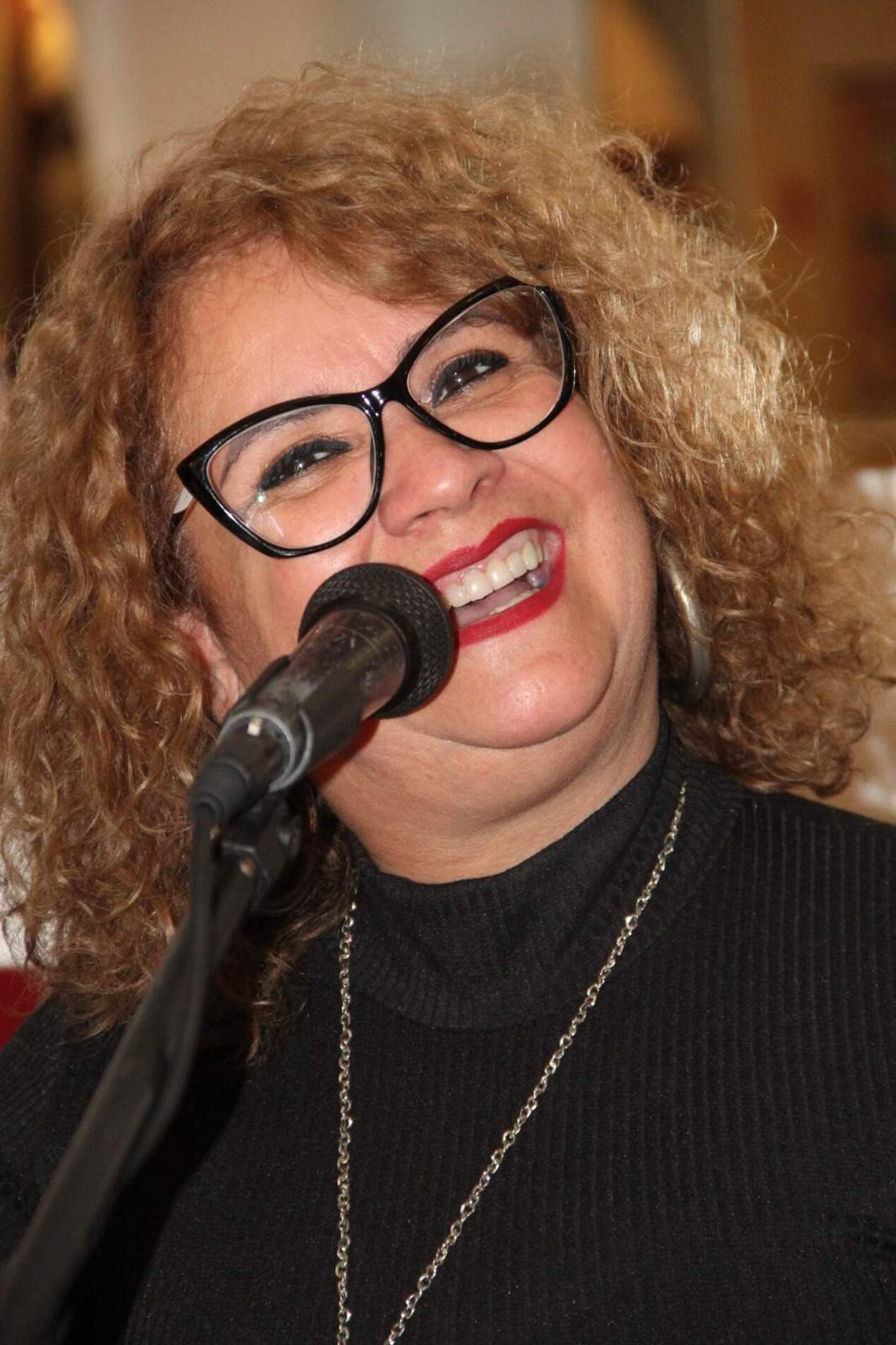 A cantora Lys Araujo anima a noite no Salão Arcos