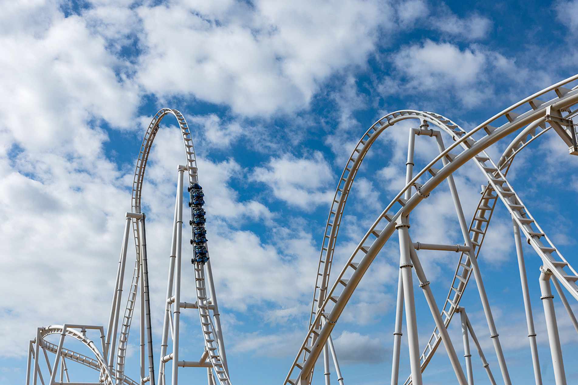 Os trilhos e a estrutura metálica da atração já foram concluídos, marcando mais uma etapa do cronograma de implantação do parque