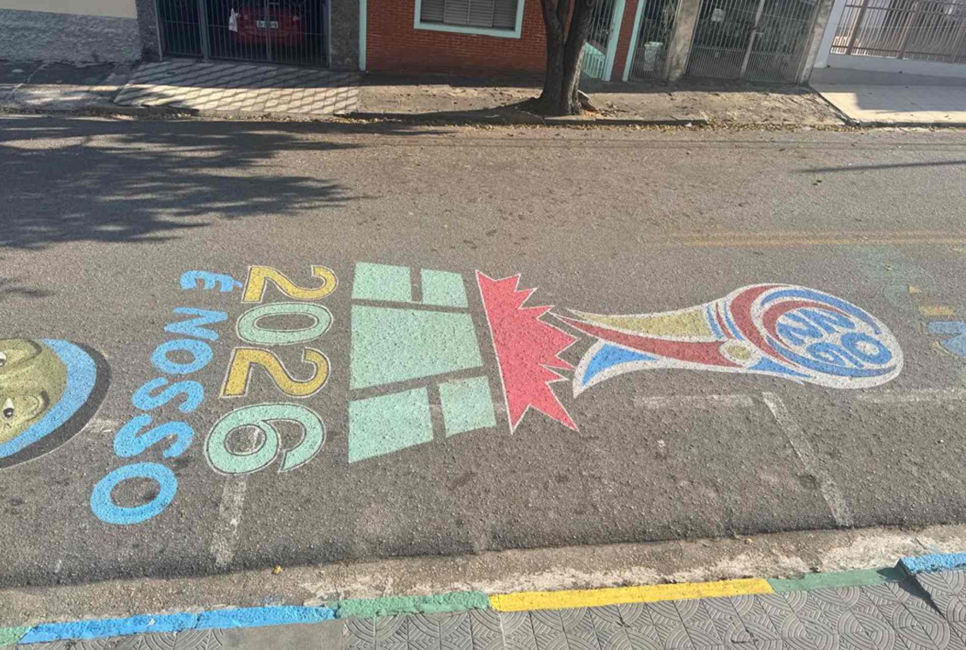 Rua em frente a um bar da Vila Hortência ganha as cores verde-amarelo 
