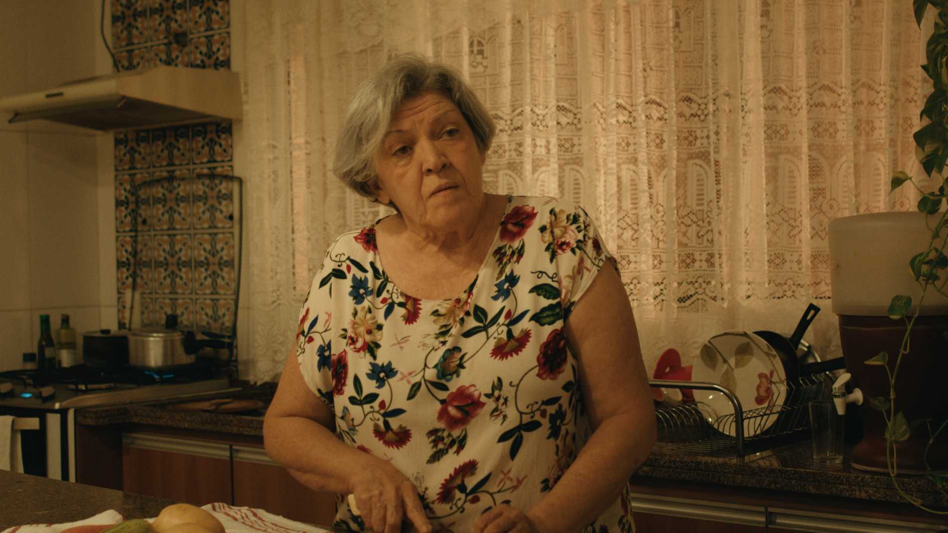 A trama acompanha Isabel, uma mulher de 65 anos que inicia uma busca desesperada pelo filho desaparecido