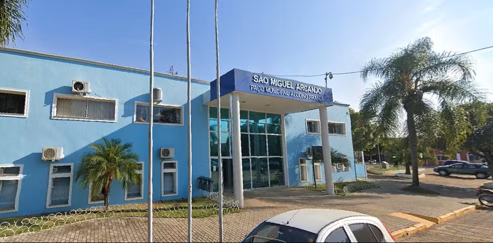 Concursos abertos para vagas nas áreas de saúde e educação
