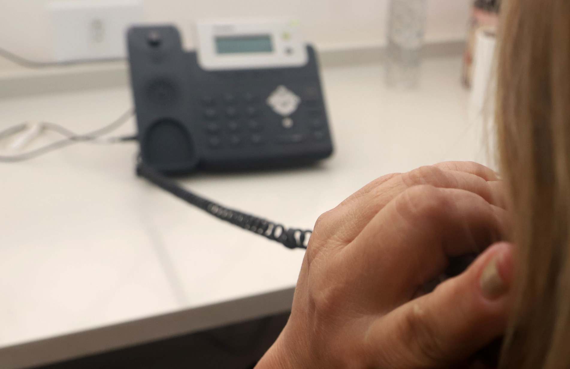 O CVV realiza atendimento gratuito e sigiloso por telefone, chat e e-mail para pessoas que desejam conversar ou desabafar