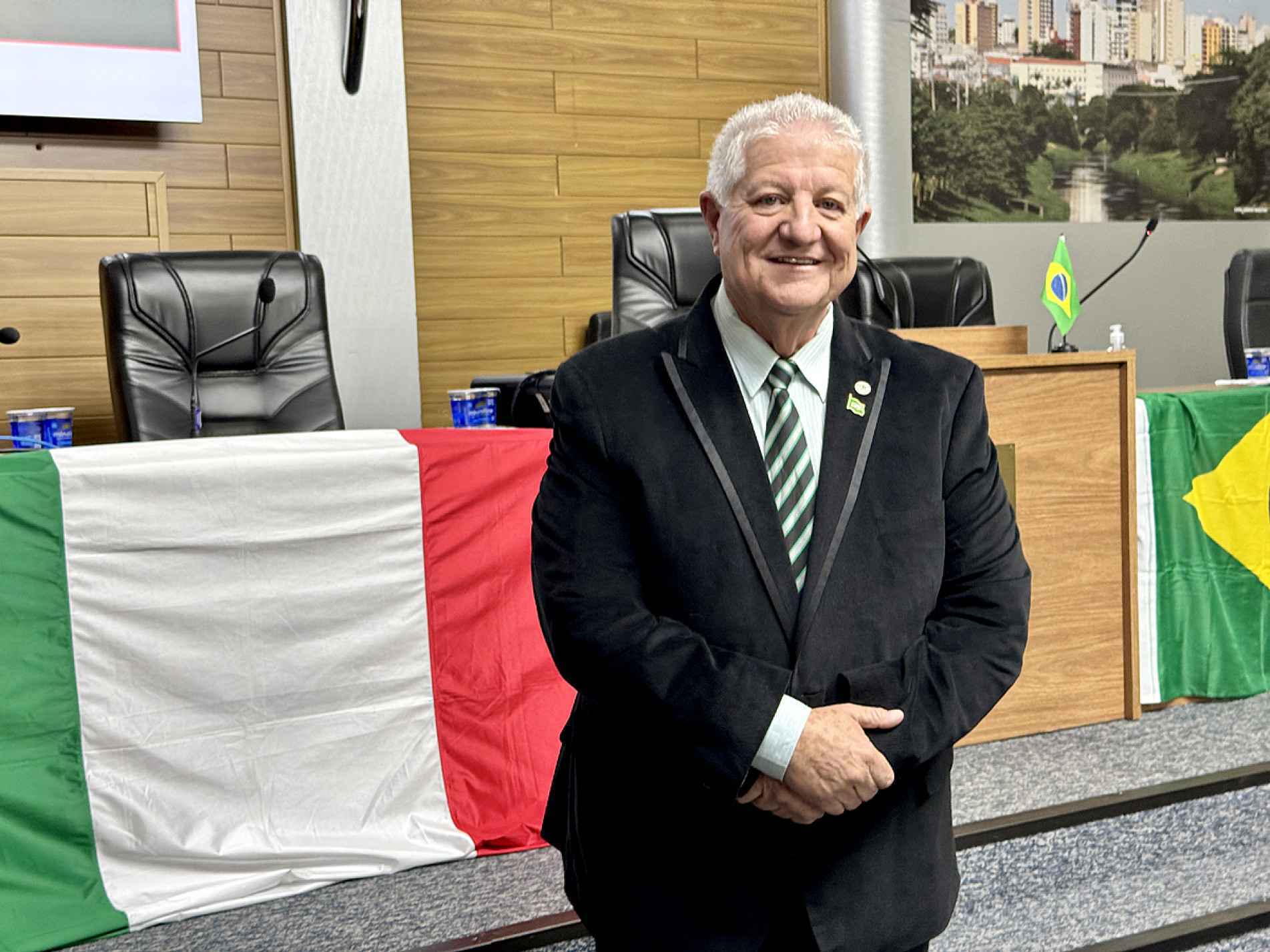 Valdir Paezani recebeu a Medalha Dr. Enéas Carneiro do Mérito Estudantil em reconhecimento à sua contribuição para a formação cidadã e a preservação da cultura italiana em Sorocaba
