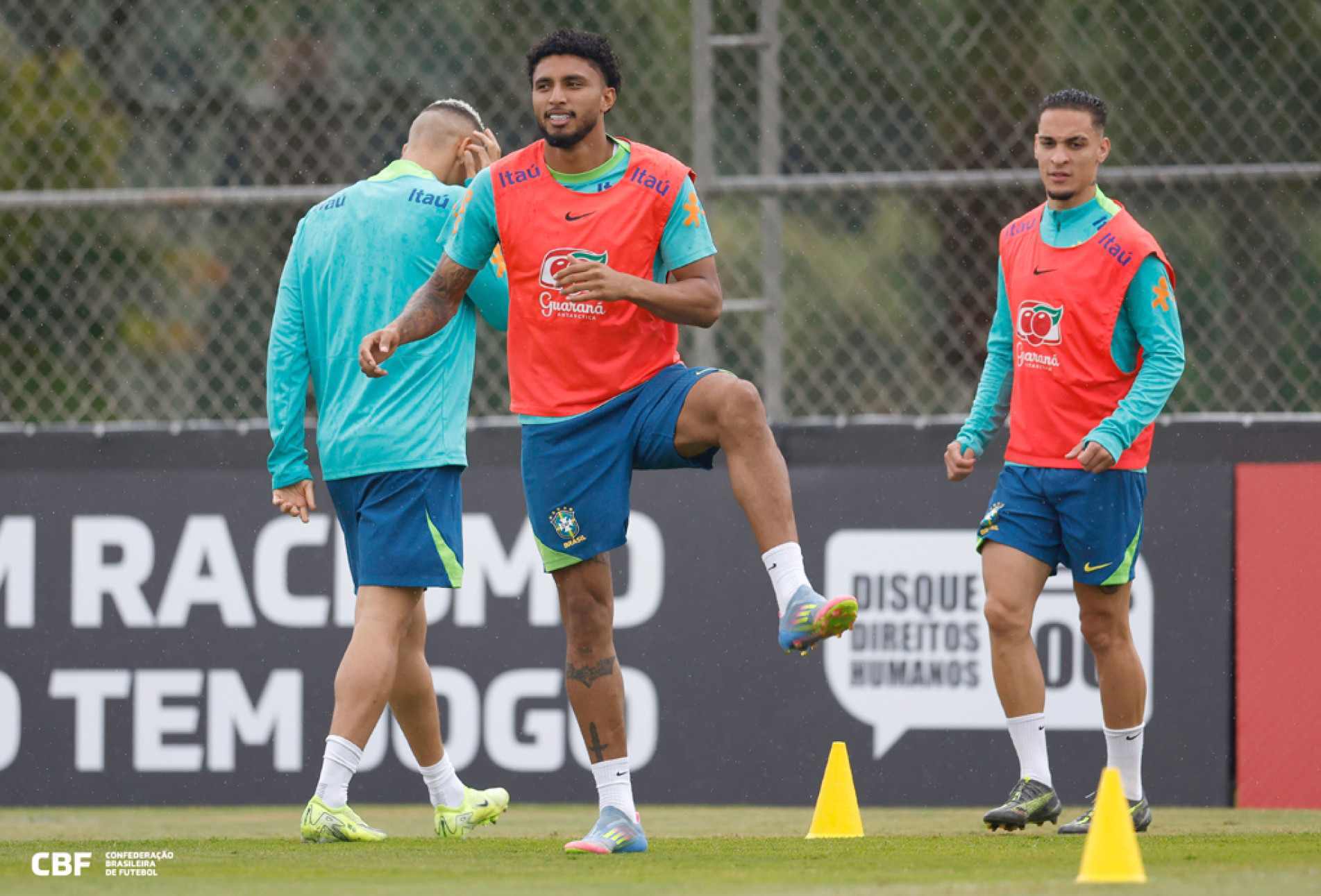 Volante já se juntou aos demais jogadores da seleção: revelado pelo Desportivo Brasil