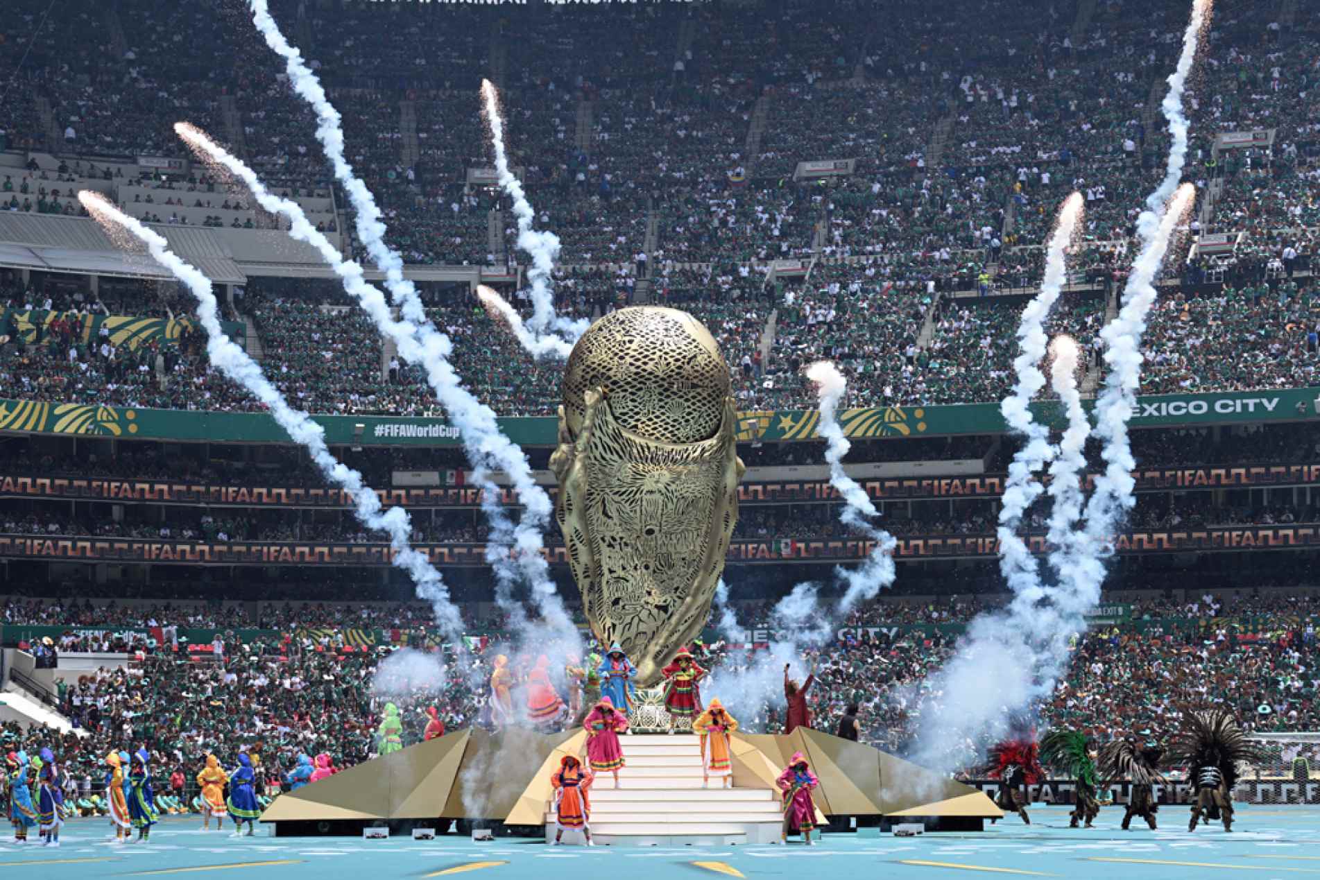 Cerimônia no Estádio Azteca foi breve e teve apresentações da cantora colombiana Shakira e do nigeriano Burna Boy
