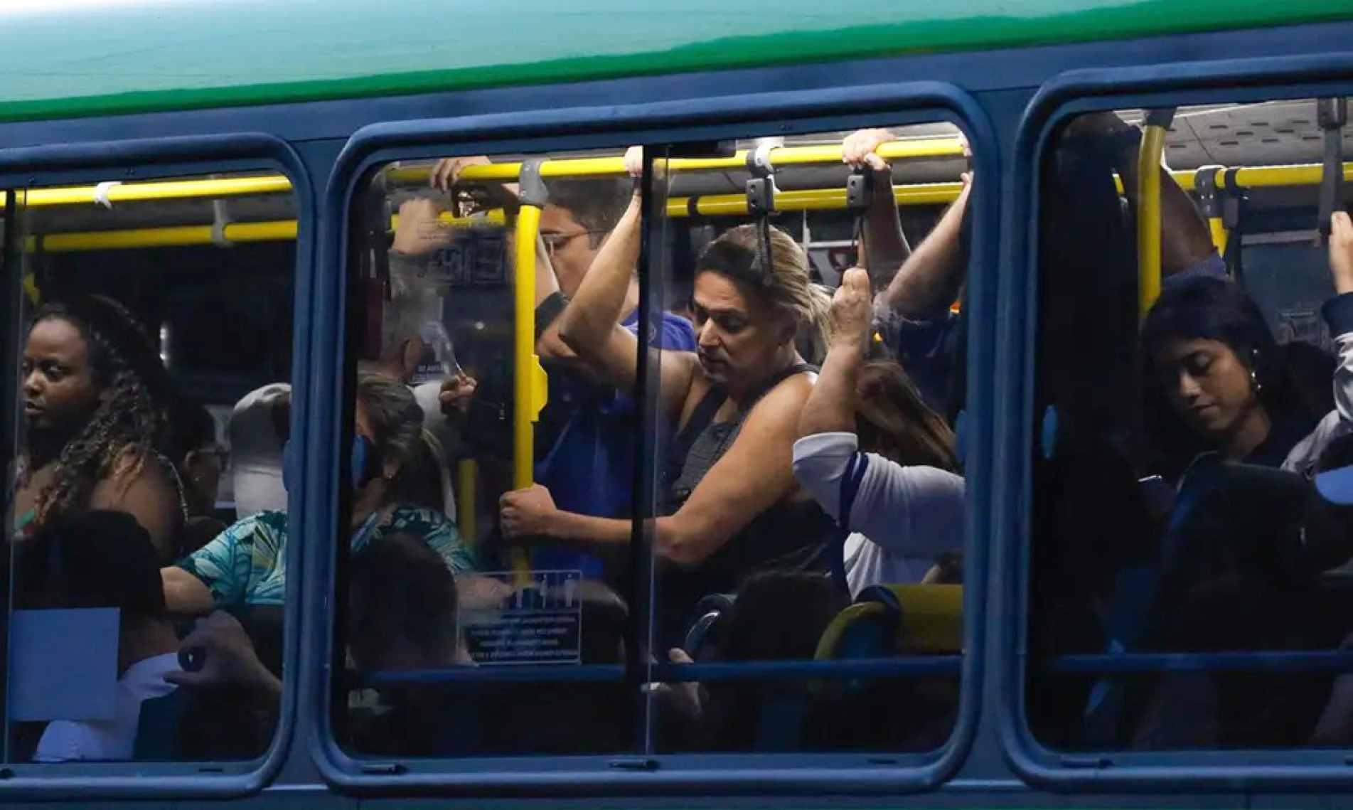 Proximidade entre as pessoas facilita a circulação do vírus
