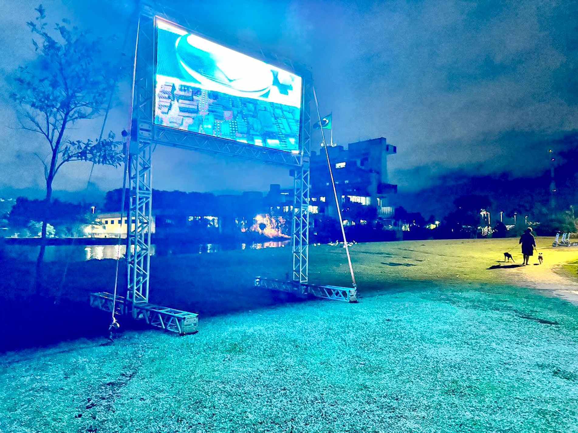 Telão em frente ao Paço Municipal será um dos locais de concentração de público em Sorocaba para o jogo de hoje 
