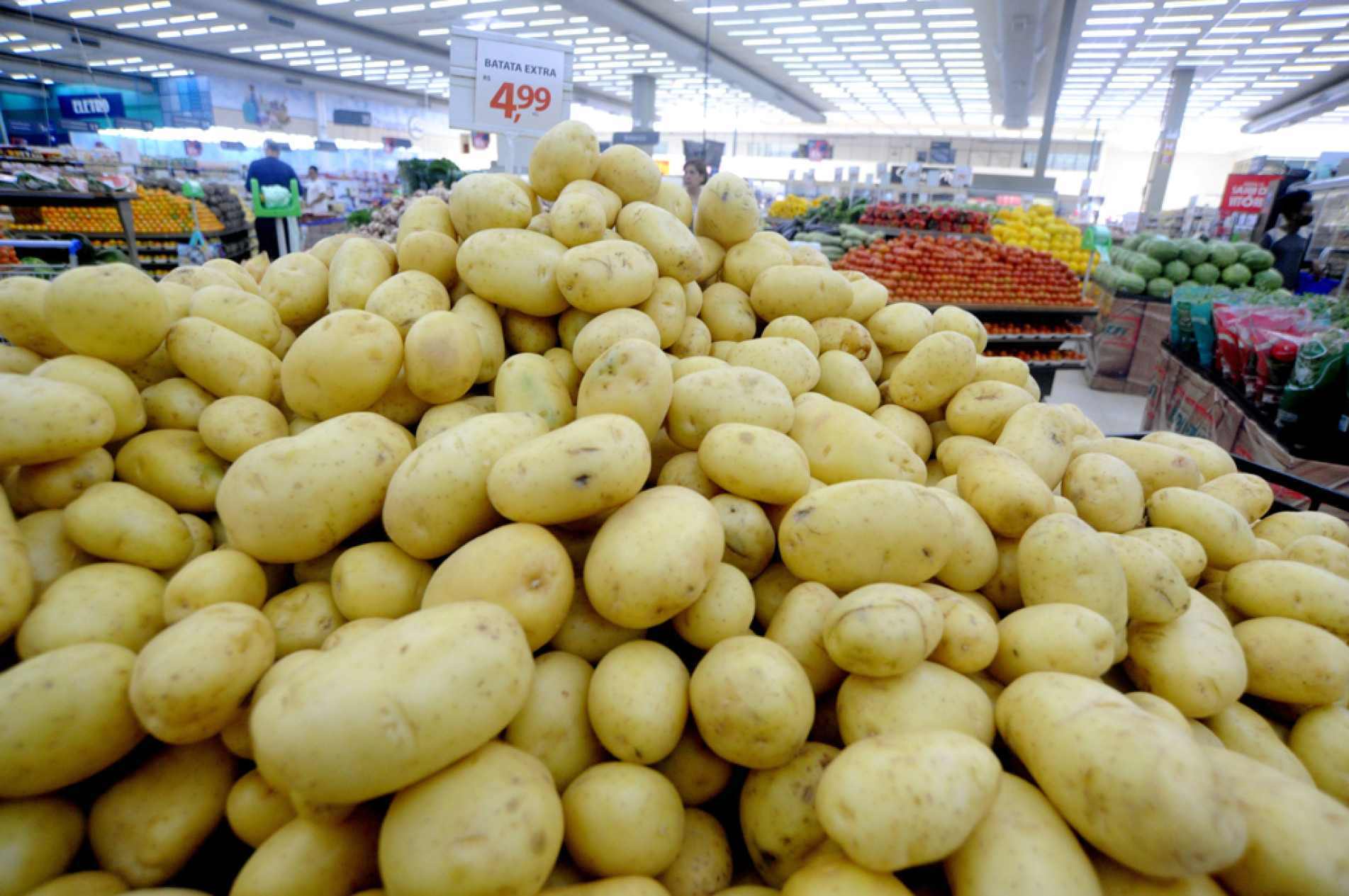 Batata e tomate tiveram maiores altas entre os alimentos

