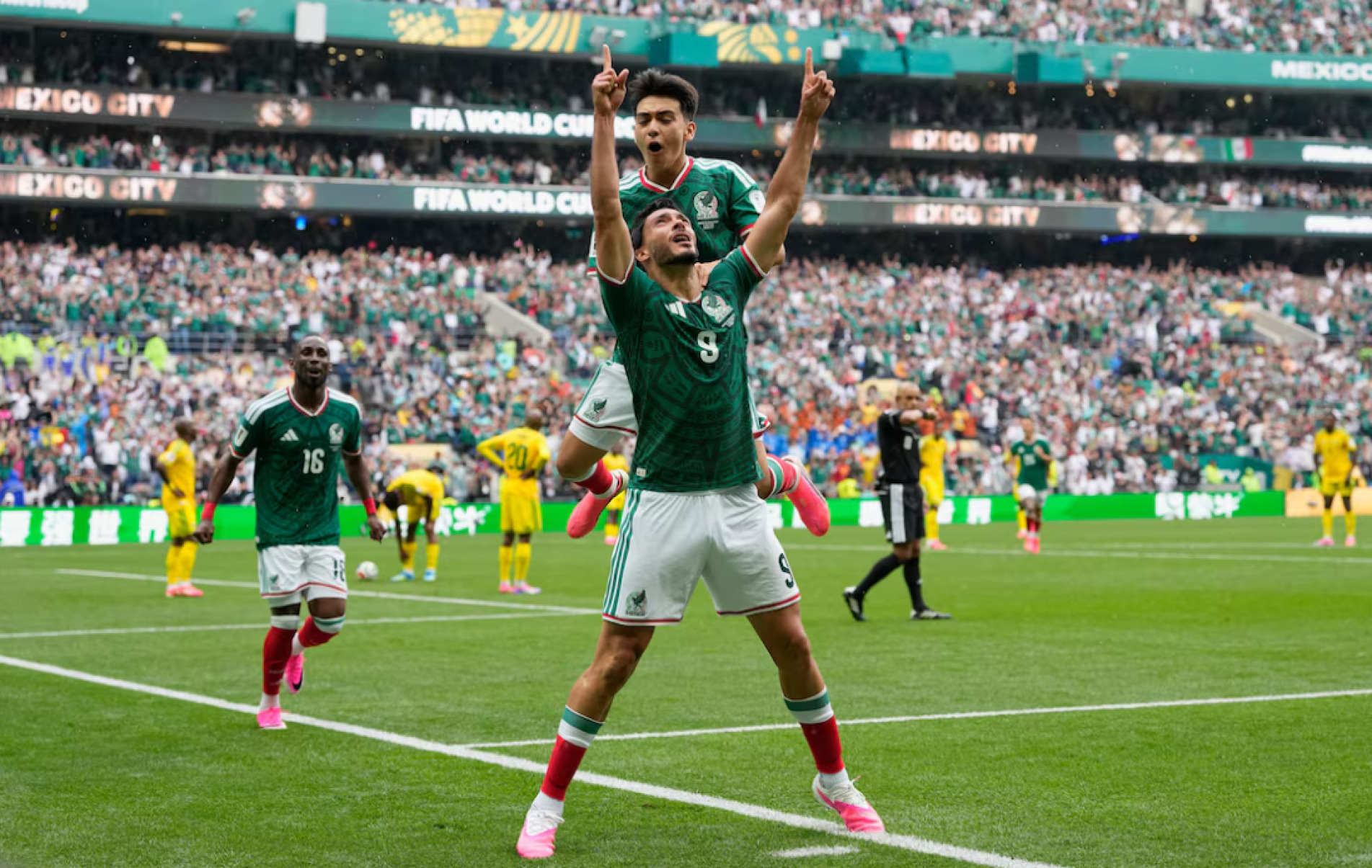 Raúl Jiménez comemora o segundo gol do México no Estádio Azteca