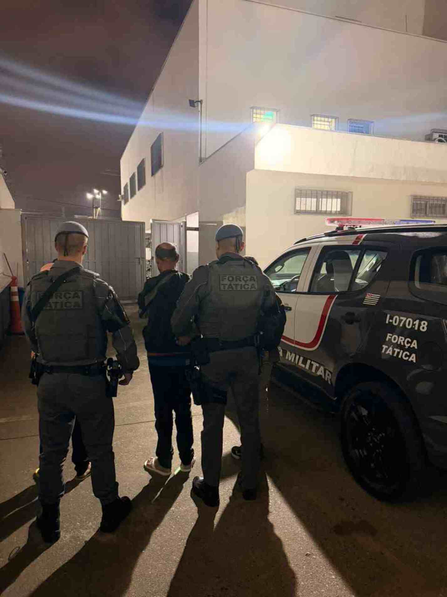 , pai e filho armazenavam e preparavam entorpecentes com o auxílio de um terceiro homem. Os três têm passagens criminais