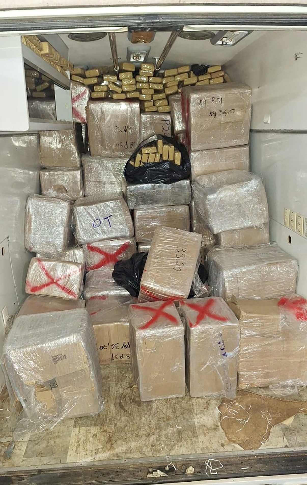 Droga estava escondida sob uma carga de paletes transportada por um caminhão na rodovia Castello Branco
