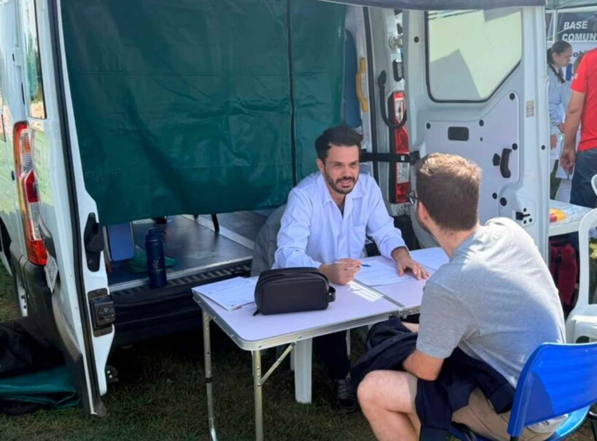 A iniciativa utiliza uma clínica móvel equipada para a realização de consultas médicas e atendimentos de enfermagem