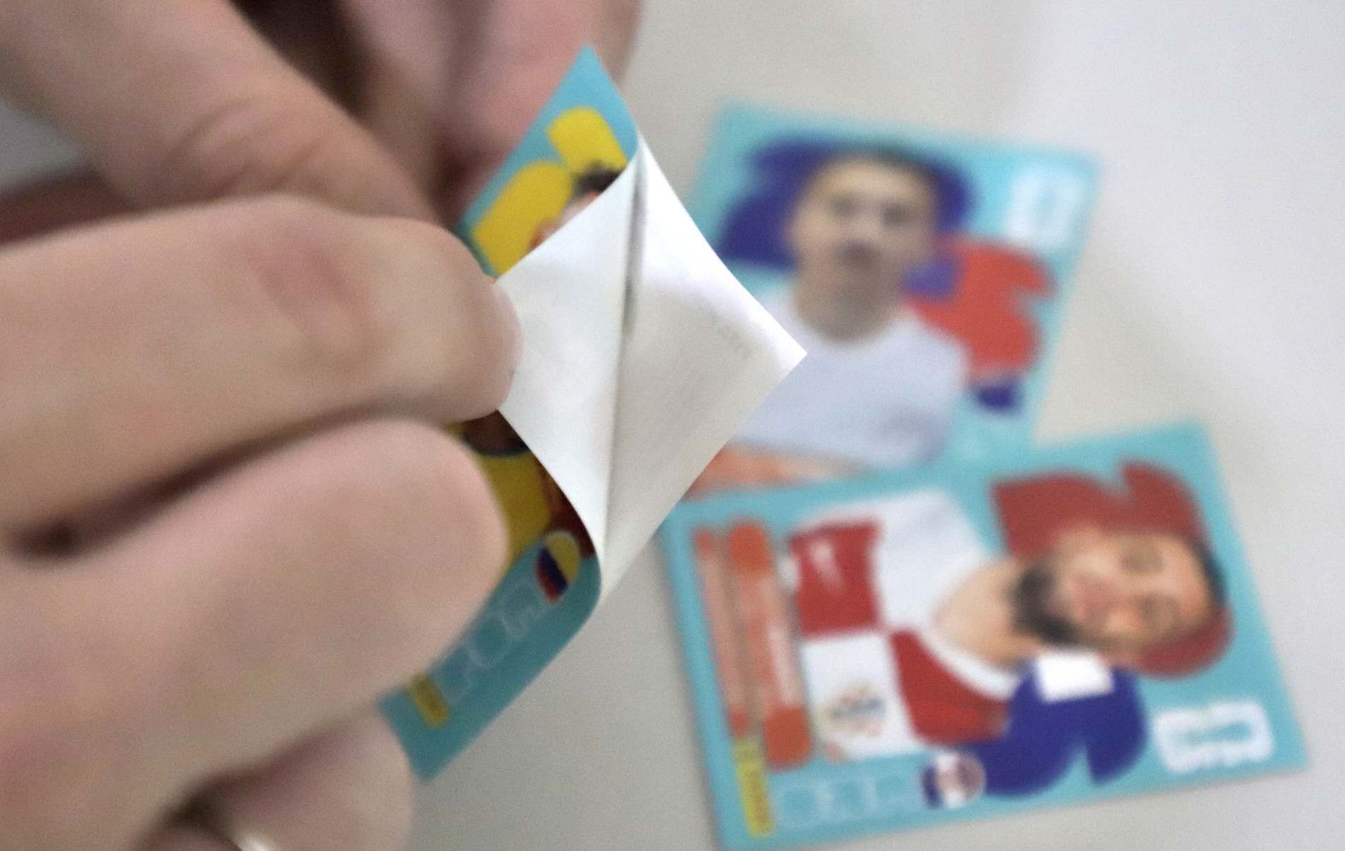 As figurinhas da Copa vêm com papel siliconado em que as mesmas vem coladas que não é reciclável. Para que isso ocorra, o papel precisa passar por processos químicos, feitos por uma empresa especialista. 