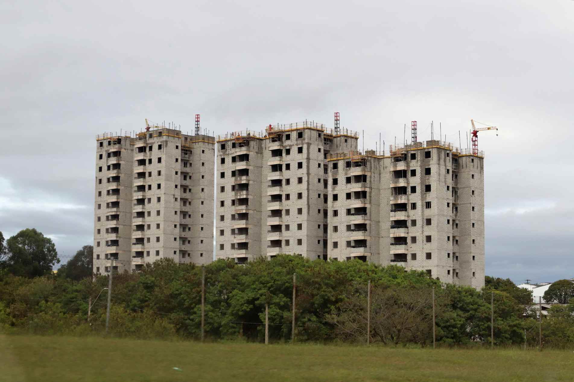 Cidade vive um período de crescimento imobiliário. Edifícios residenciais
 estão sendo construídos em diferentes regiões da cidade