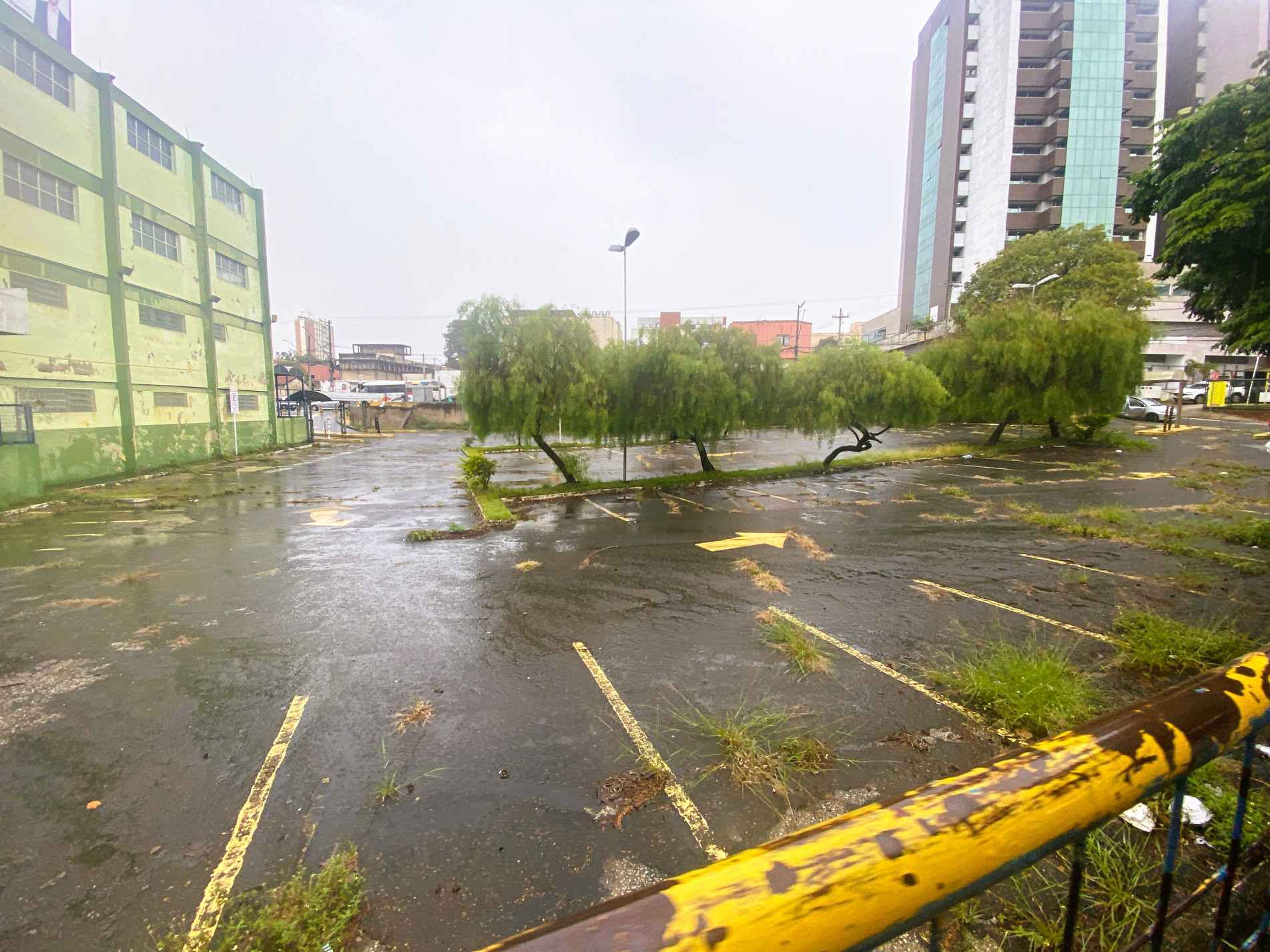 Estacionamento atrás da Rodoviária de Sorocaba, que era usado por um supermercado, está fechado.