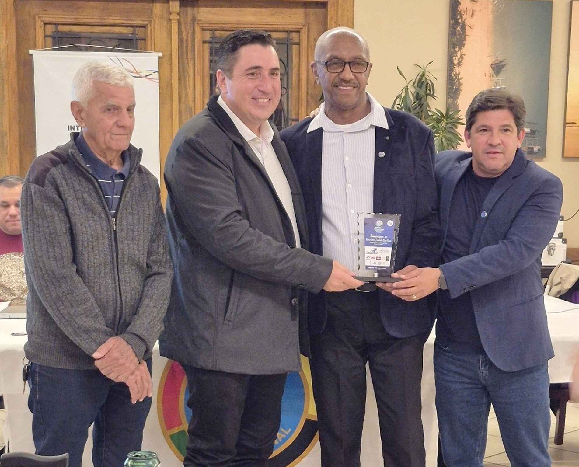Samuel Amaral e José Maria de Jesus (1º e 3º na 
foto), dirigentes do Manchester Paulista, foram
homenageados por Roni Zinkoski e Vitor Hugo Tavares
