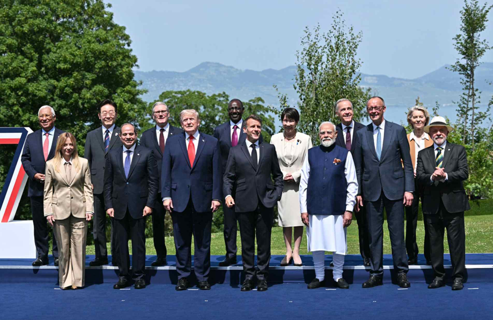 Líderes mundiais tiraram foto oficial na cidade de Evian 
