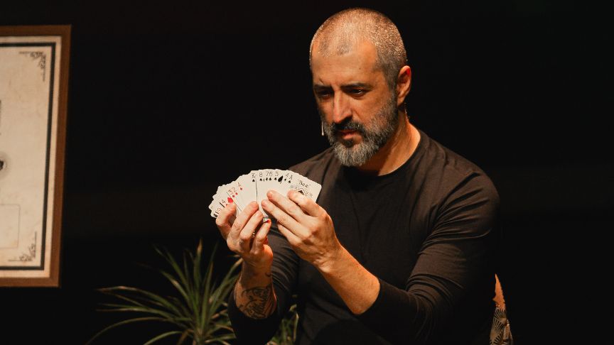 Em um cenário misterioso e cheio de objetos peculiares, Daniel atua como um contador de histórias fantásticas