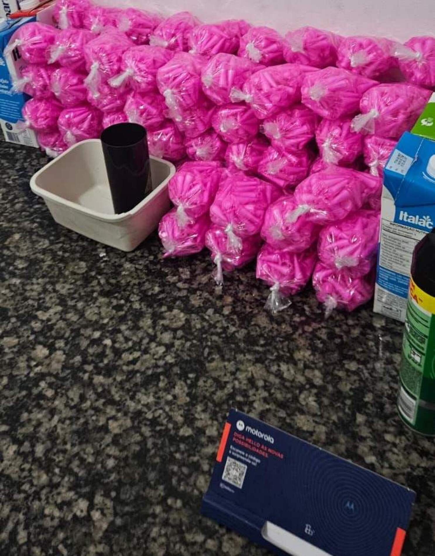 foram apreendidas cerca de 14,700 porções de drogas, incluindo maconha, crack, ice, dry e skunk, além de aparelhos celulares, máquinas de cartão, balanças de precisão e um manuscrito de anotações