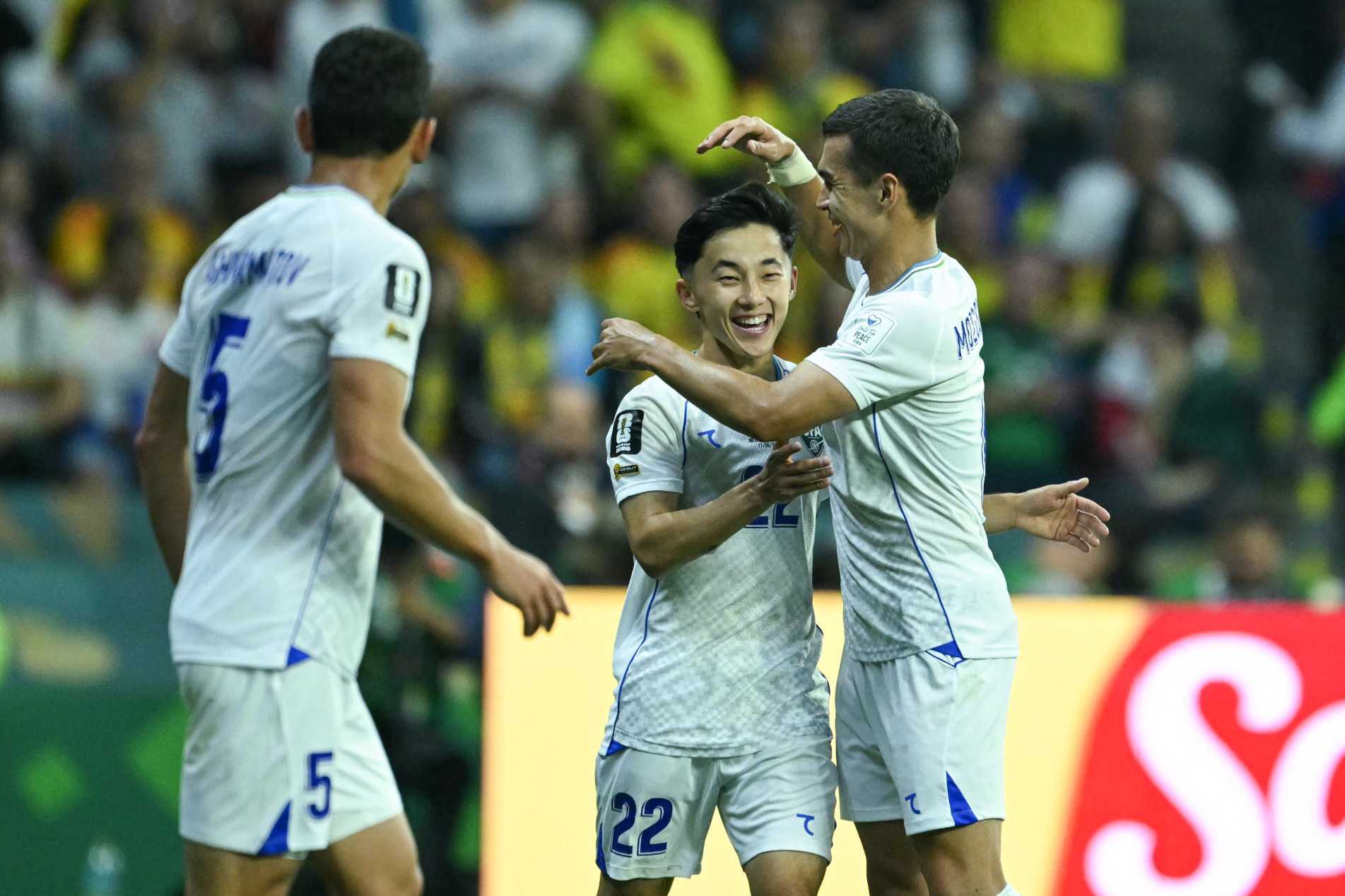Abbosbek Fayzullaev celebra o primeiro gol de seu país em copas do mundo 