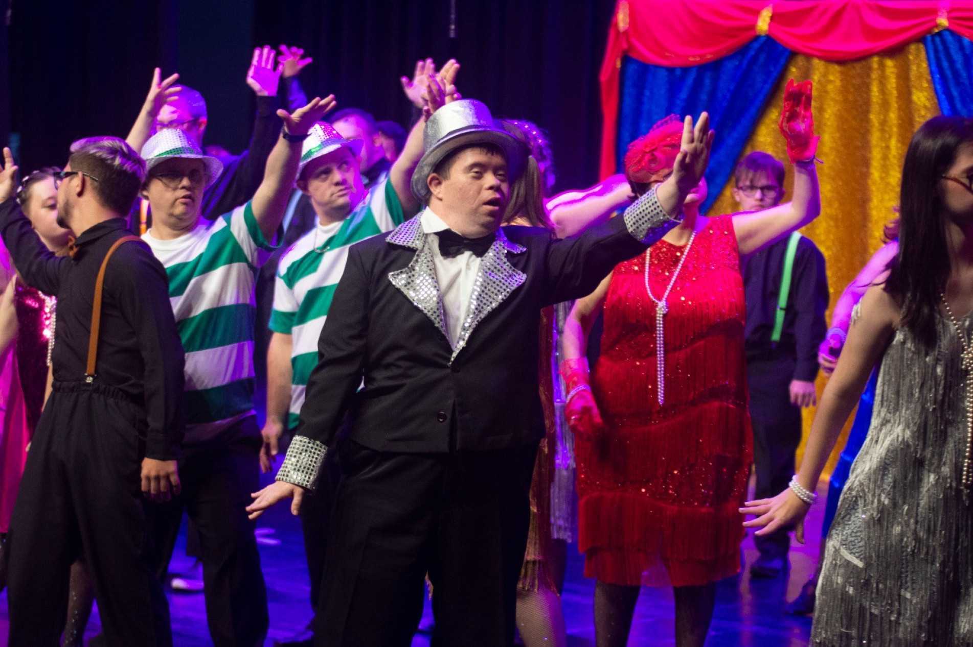 Cia. Felicidade Down T21 apresenta a com&eacute;dia musical 'Cabar&eacute;'