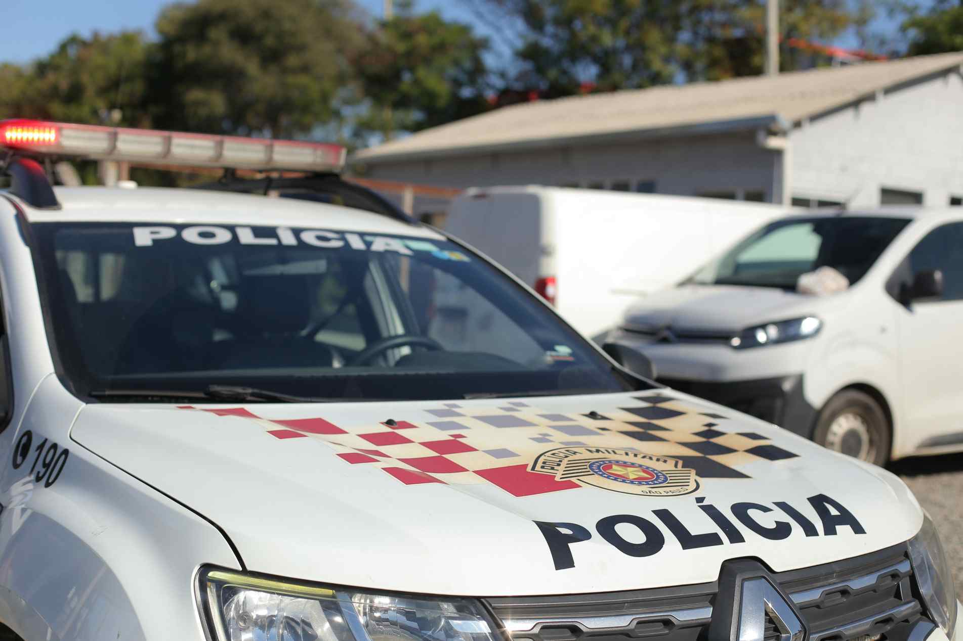 PM prende quatro suspeitos de roubo a idosa e recupera R$ 54 mil e joias

