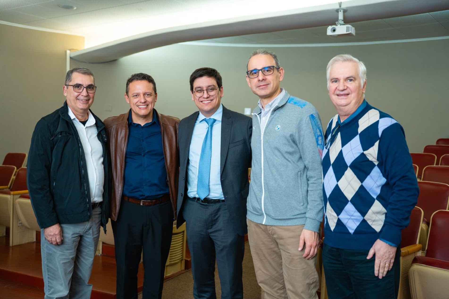Da esquerda para a direita, os médicos Jefferson Delfino, Eduardo Vieira, Zeus Tristão (palestrante e presidente da Comissão Estadual do Médico Jovem da Associação Médica Brasileira), Rodolpho Machado de Araújo e Luís Henrique Martinez durante encontro promovido pela Sociedade Médica de Sorocaba para estudantes e jovens profissionais da Medicina.
