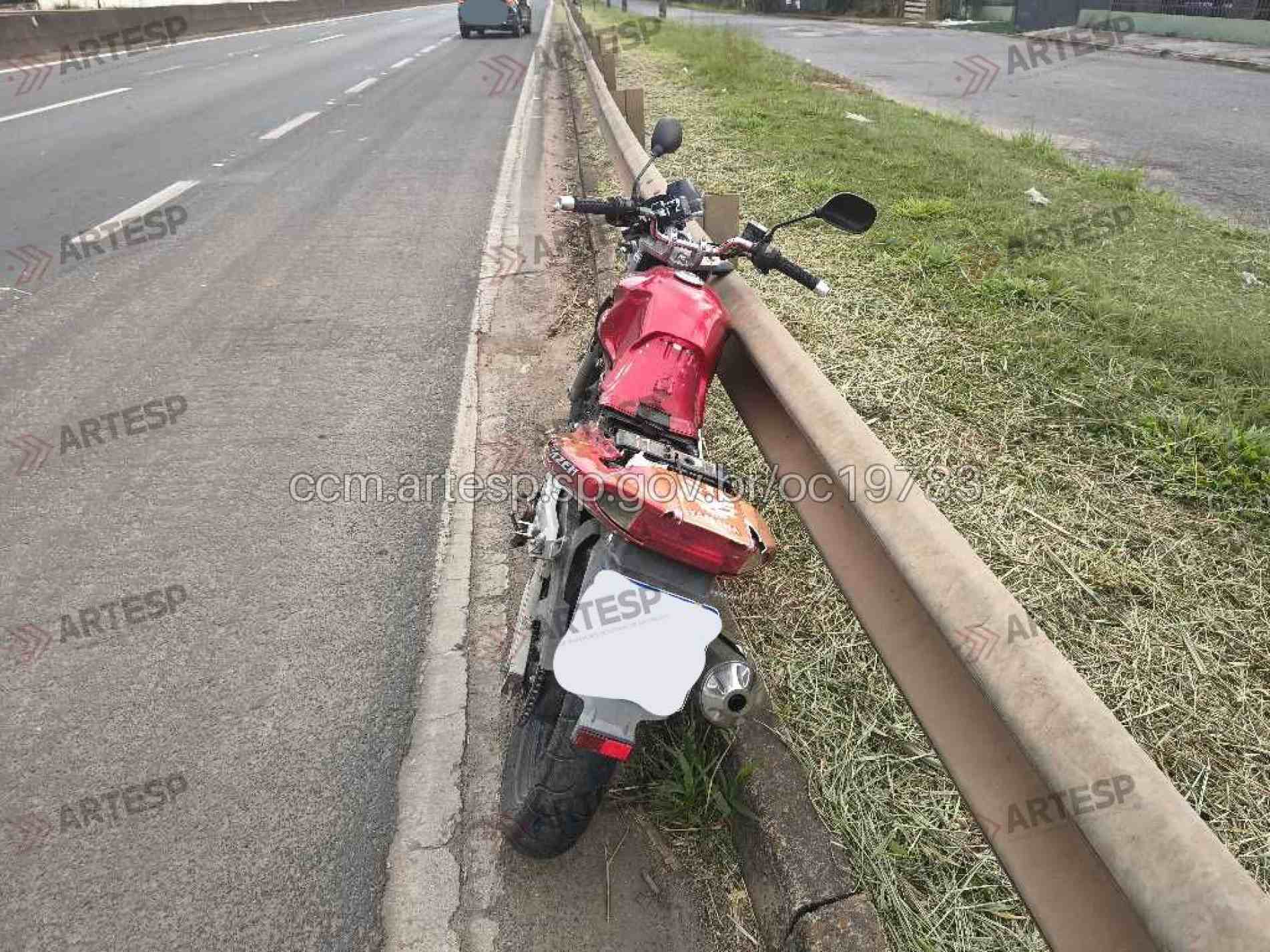 Motociclista morre ao perder o controle de motocicleta, colidir contra barreira rígida e ser arremessado do outro lado da pista em Tietê