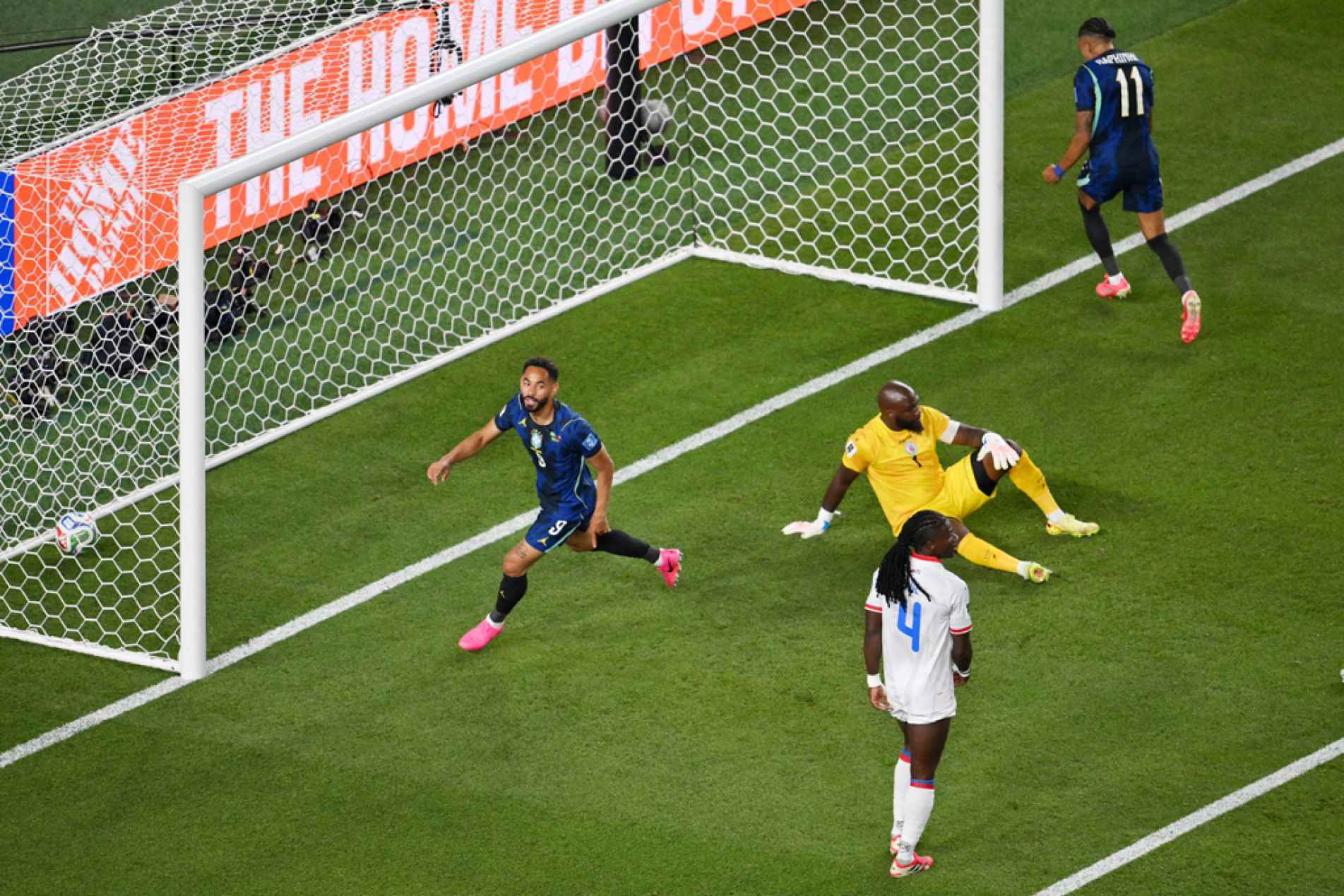 Matheus Cunha marca dois e Vini Jr. completa o placar, ainda no primeiro tempo