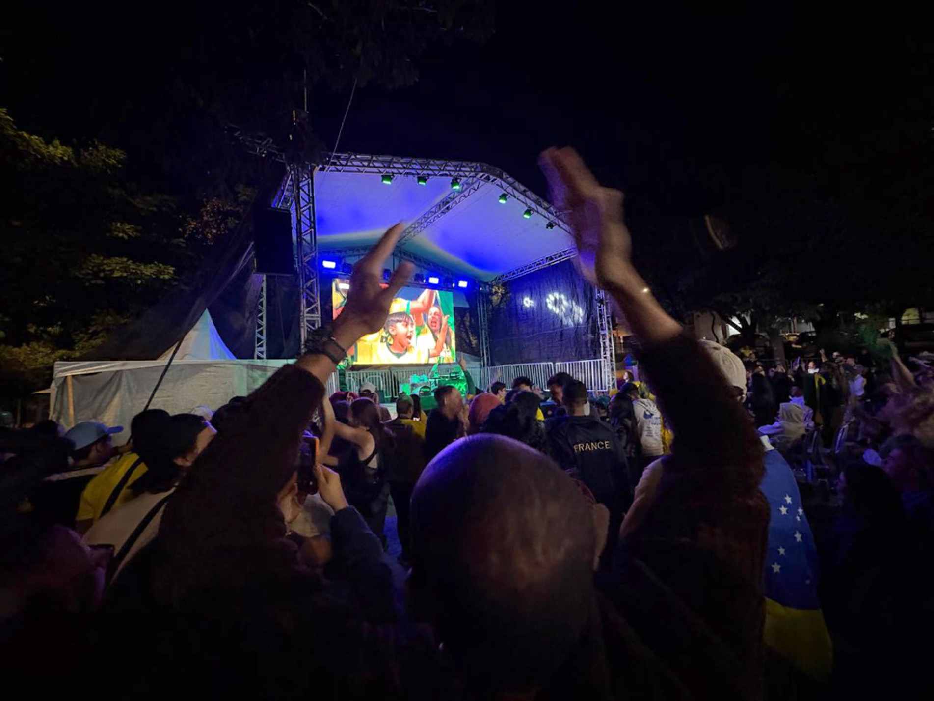Público assistiu jogo com o Haiti no telão e se empolgou