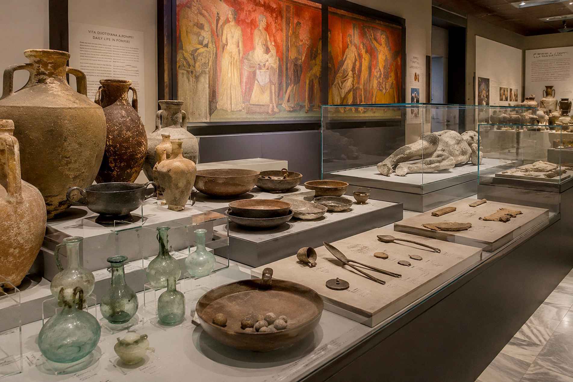 Pratos, vasos, ferramentas e outros objetos encontrados em 
Pompeia revelam como era o dia a dia das pessoas que viviam na 
cidade antes da erupção do vulcão Vesúvio, há quase 2 mil anos